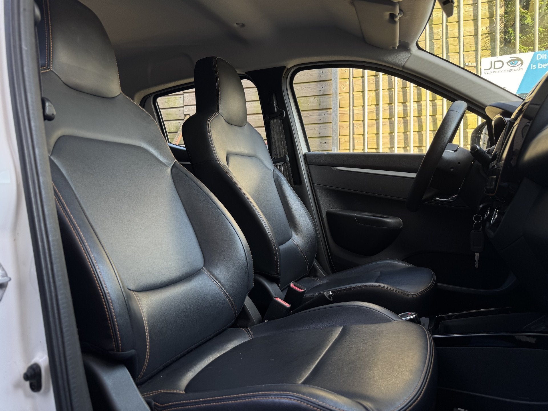 Dacia Spring Comfort Plus 27 kWh Navi | Airco | Camera |, Gebruikt, Zwart, 230 km, Wit