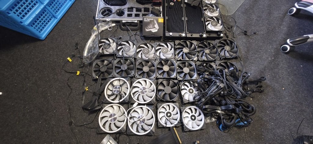 Grote partij PC-componenten: Fans, Radiatoren, Waterkoeling, Computers en Software, Computerbehuizingen, Gebruikt, Ophalen