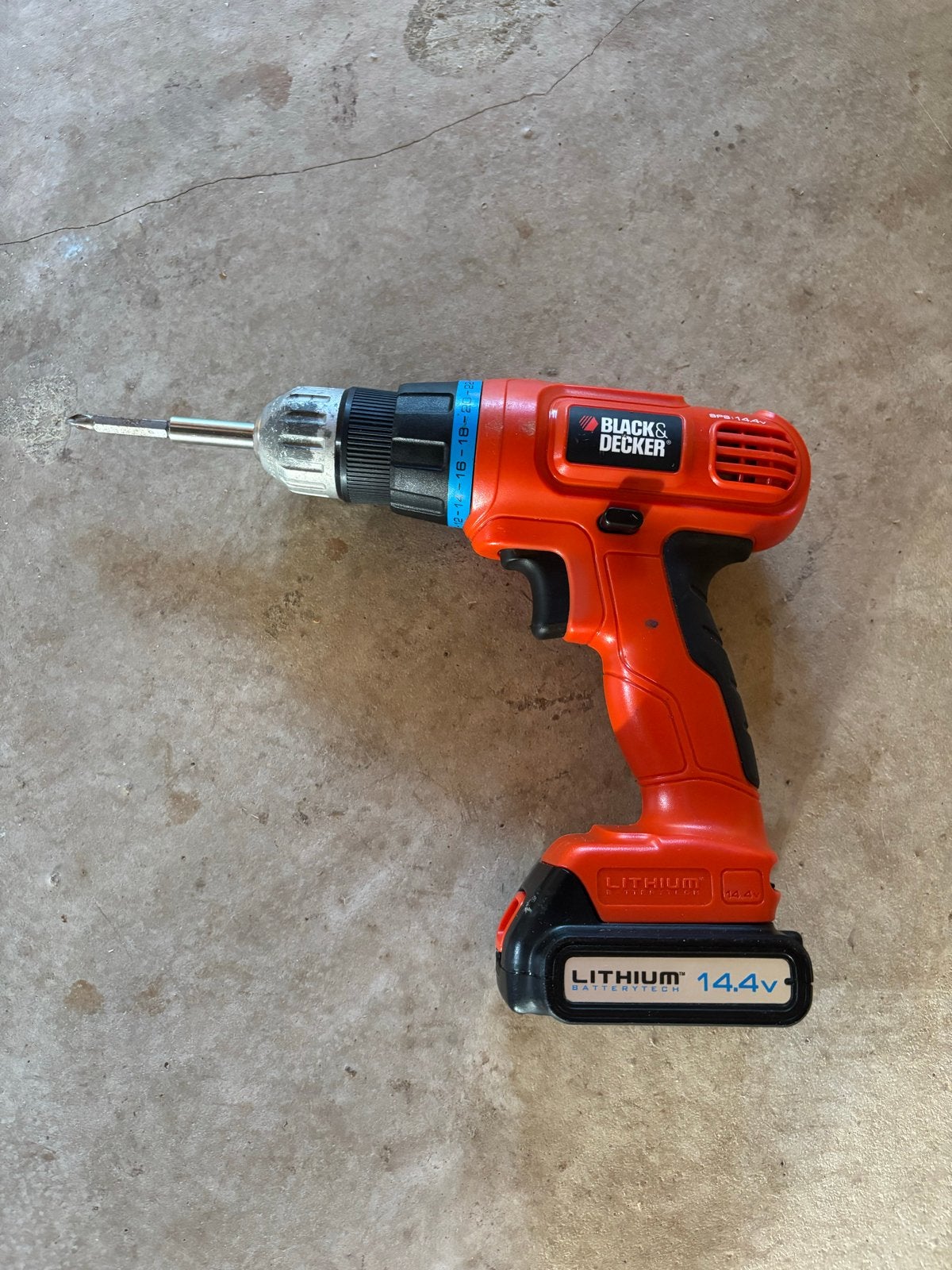Black & Decker Accuboormachine 14.4V met bits, Gebruikt, Variabele snelheid, Ophalen of Verzenden, Boor- en Schroefmachine