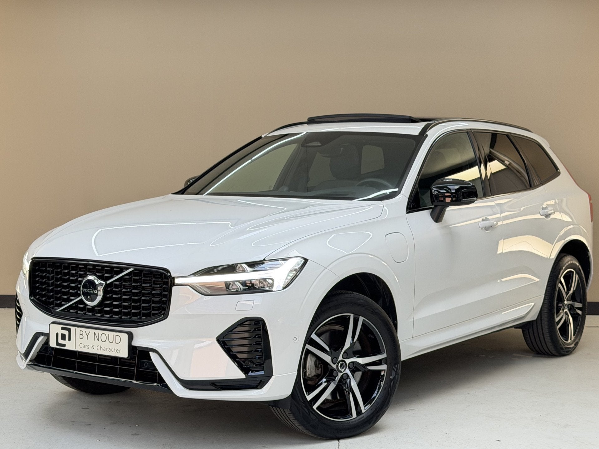 Volvo XC60 2.0 T6 Plug-in hybrid AWD Inscription, 390Pk, 202, Automaat, Gebruikt, 138 €/maand, Wit