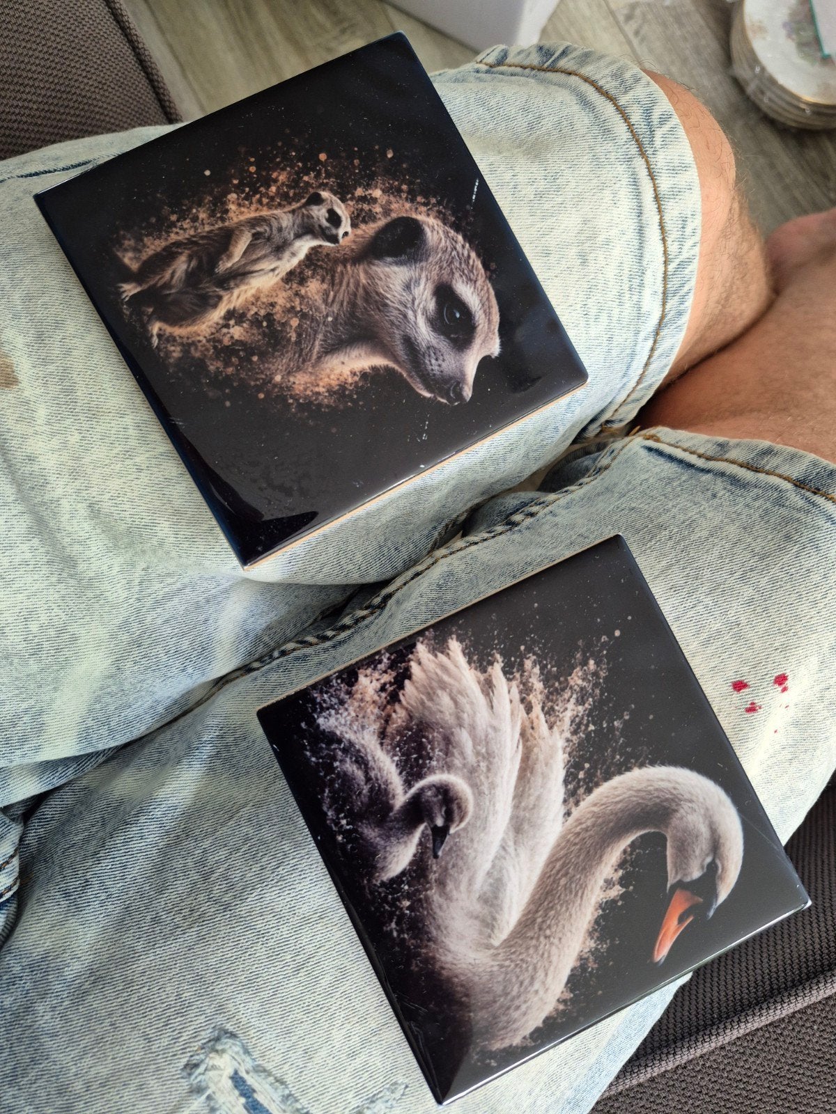 Decoratieve tegels met dierenprint (stokstaartje en zwaan), Antiek en Kunst, Antiek | Wandborden en Tegels, Ophalen of Verzenden