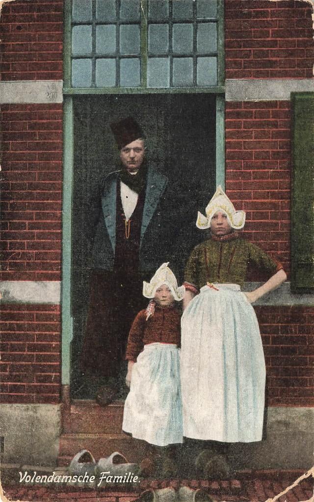Volendamsche Familie, Klederdracht  1930, Ophalen of Verzenden, 1920 tot 1940, Gelopen, Noord-Holland