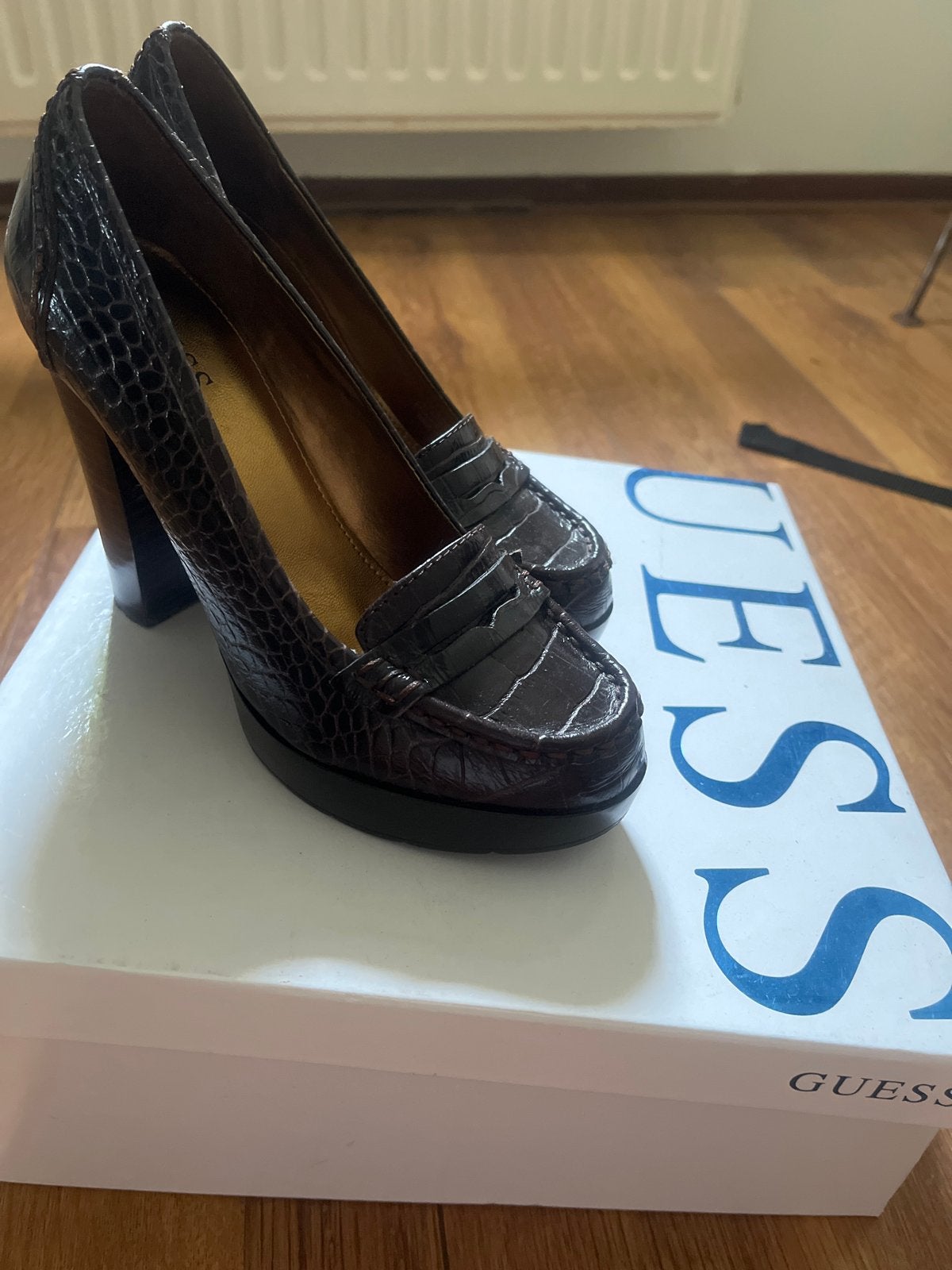 Guess by Marciano pumps met krokodillenprint, Ophalen, Pumps, Bruin, Zo goed als nieuw