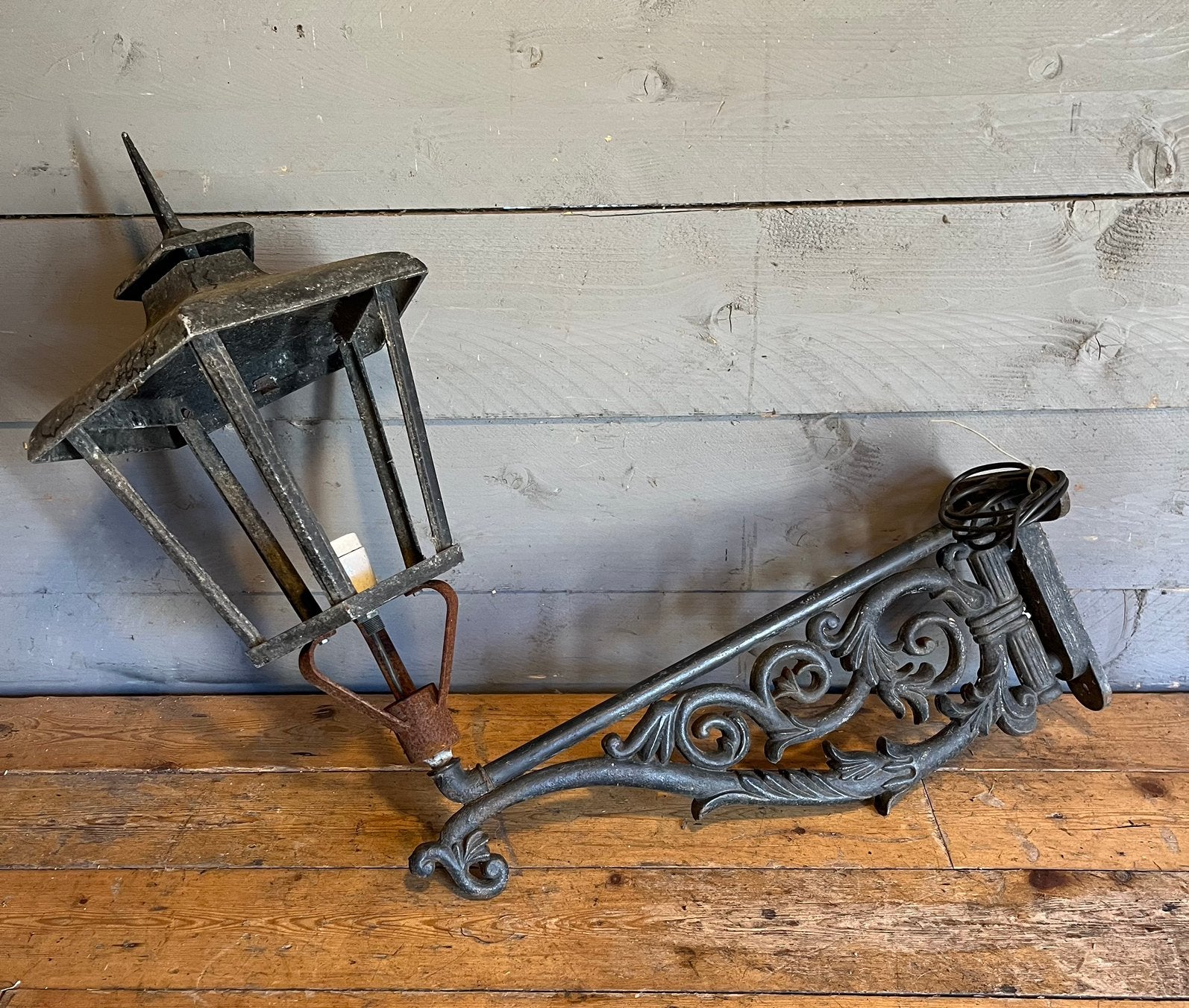 Antieke gietijzeren buitenlamp/gevellamp, Tuin en Terras, Buitenverlichting, Ophalen, Wandlamp, 50 tot 250 watt, IJzer