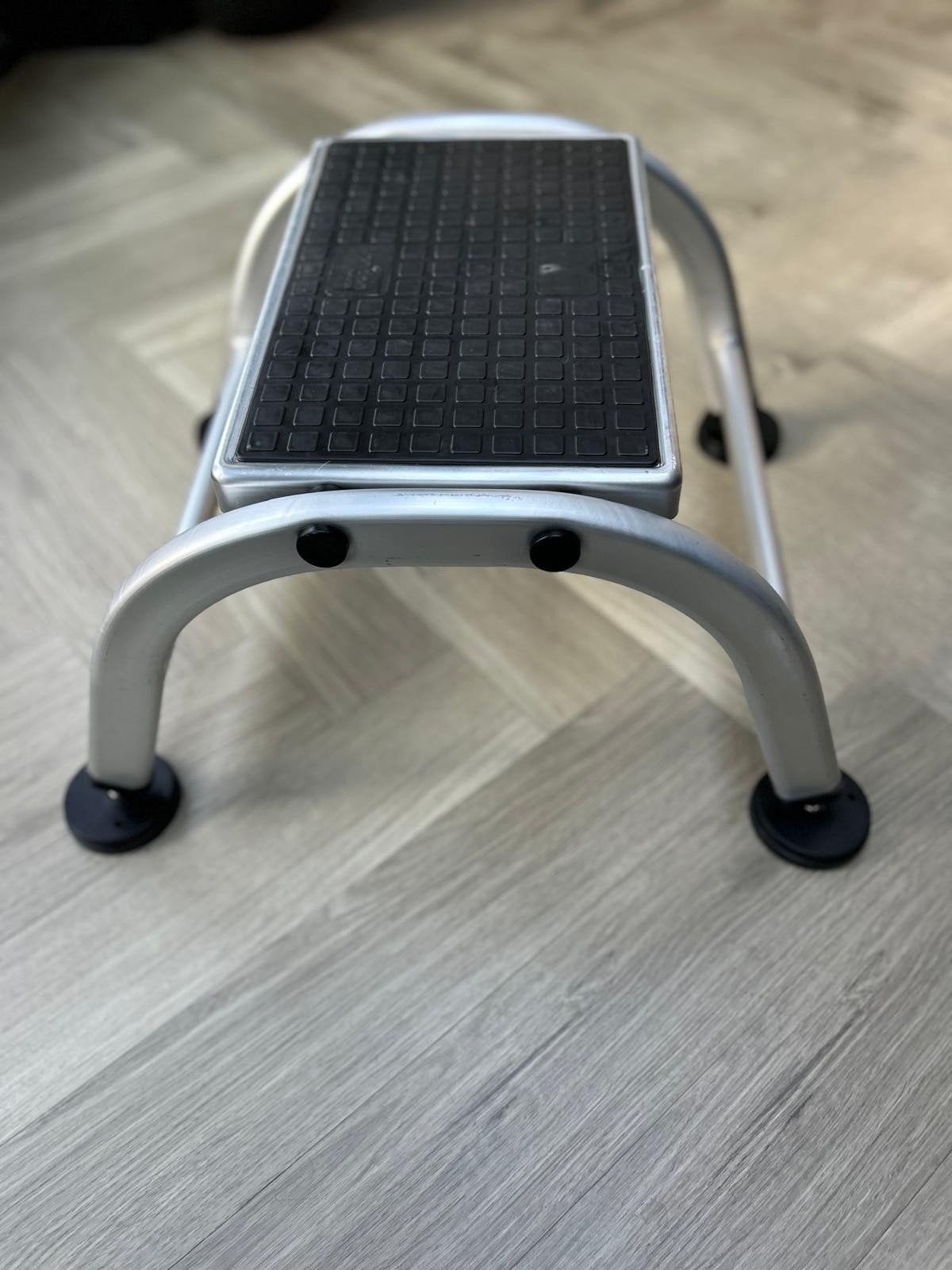 Stevige metalen opstapje met anti-slip, Ophalen, Gebruikt