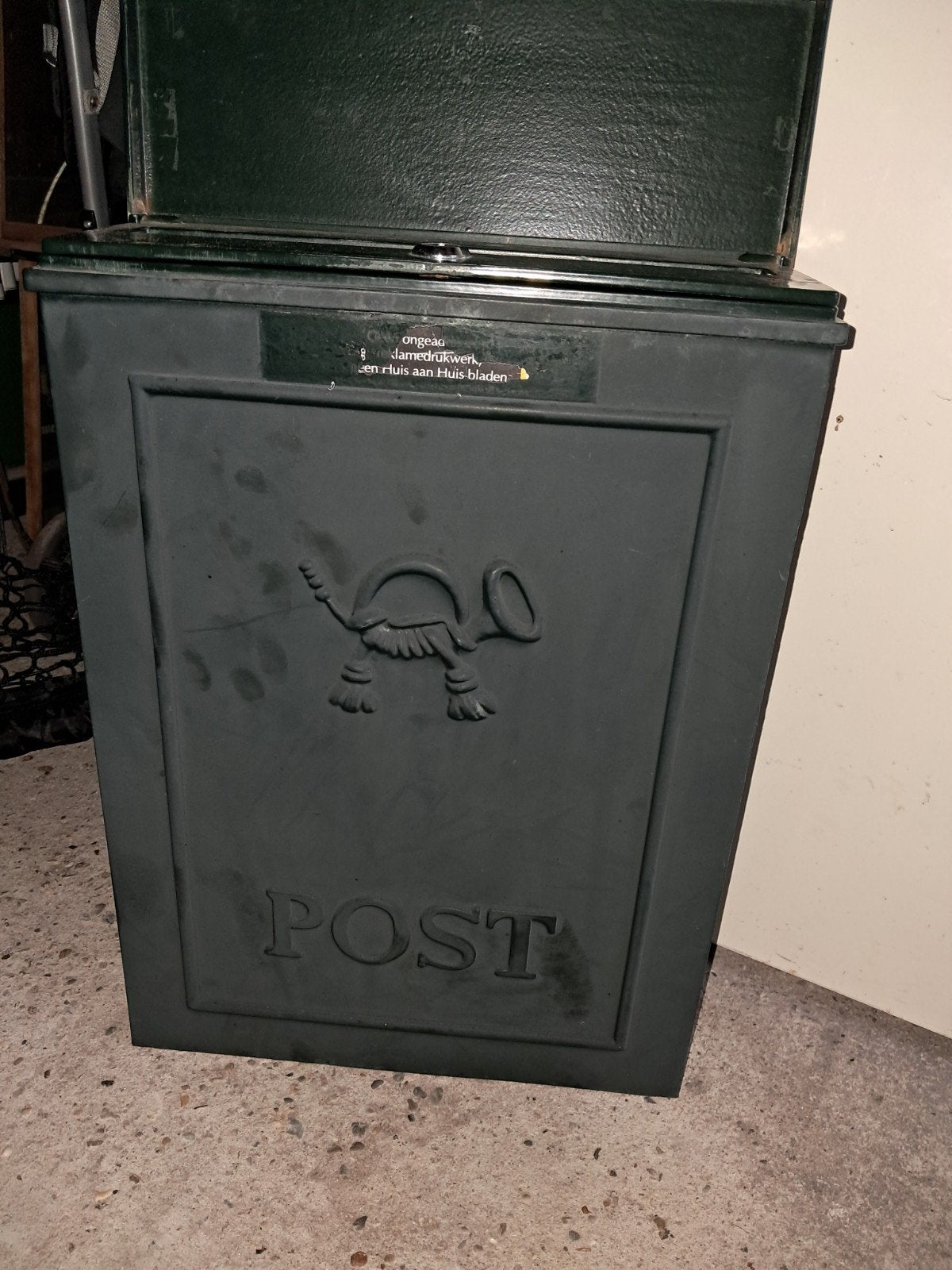 Groene brievenbus met 'POST' reliëf., Ophalen, Gebruikt, IJzer, Staande brievenbus