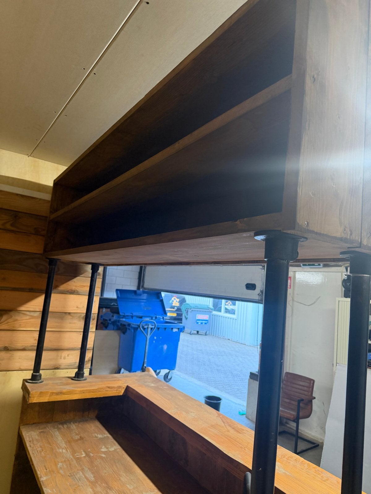 Robuuste houten bar met of zonder kraan en barstoelen, Ophalen, Gebruikt, Inclusief barstoelen