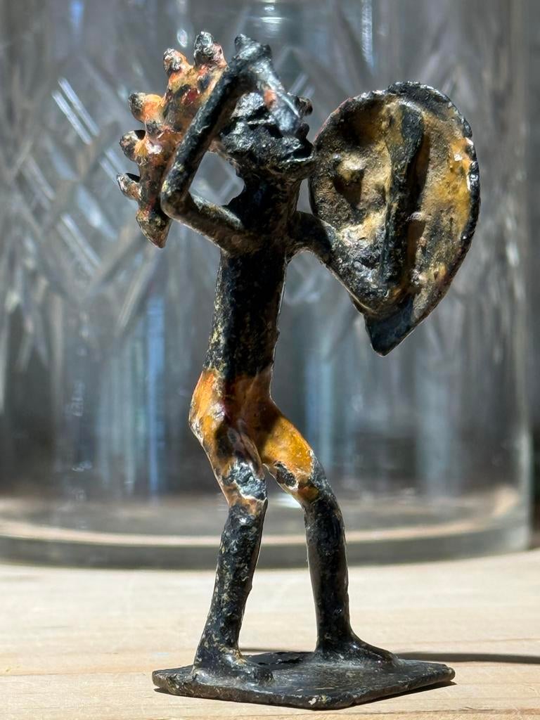 Afrikaans bronzen beeldje - krijger met schild, Antiek en Kunst, Minder dan 20 cm, Ophalen of Verzenden, Beeld, Overige stijlen