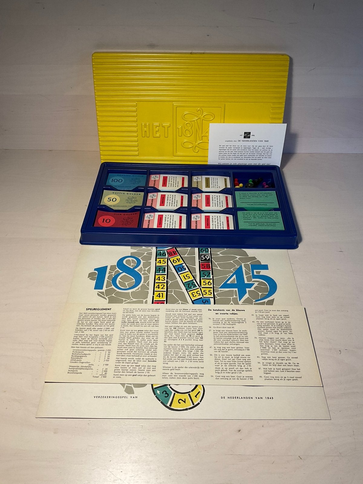 Het 1845-spel of voluit het 1845 Verzekeringsspel, Hobby en Vrije tijd, Gezelschapsspellen | Bordspellen, Ophalen of Verzenden