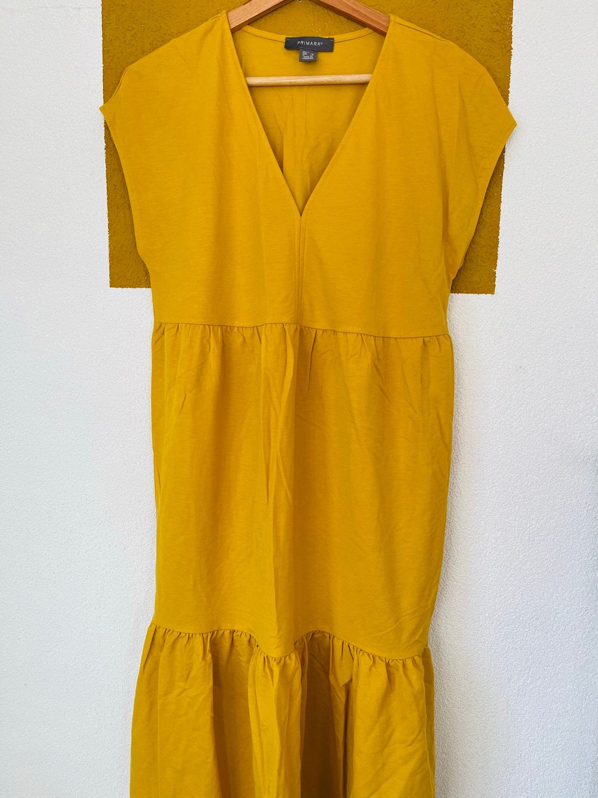 Nieuwe Primark gele midi jurk met ruches, maat 38/40 (M), Maat 38/40 (M), Geel, Nieuw, Ophalen of Verzenden