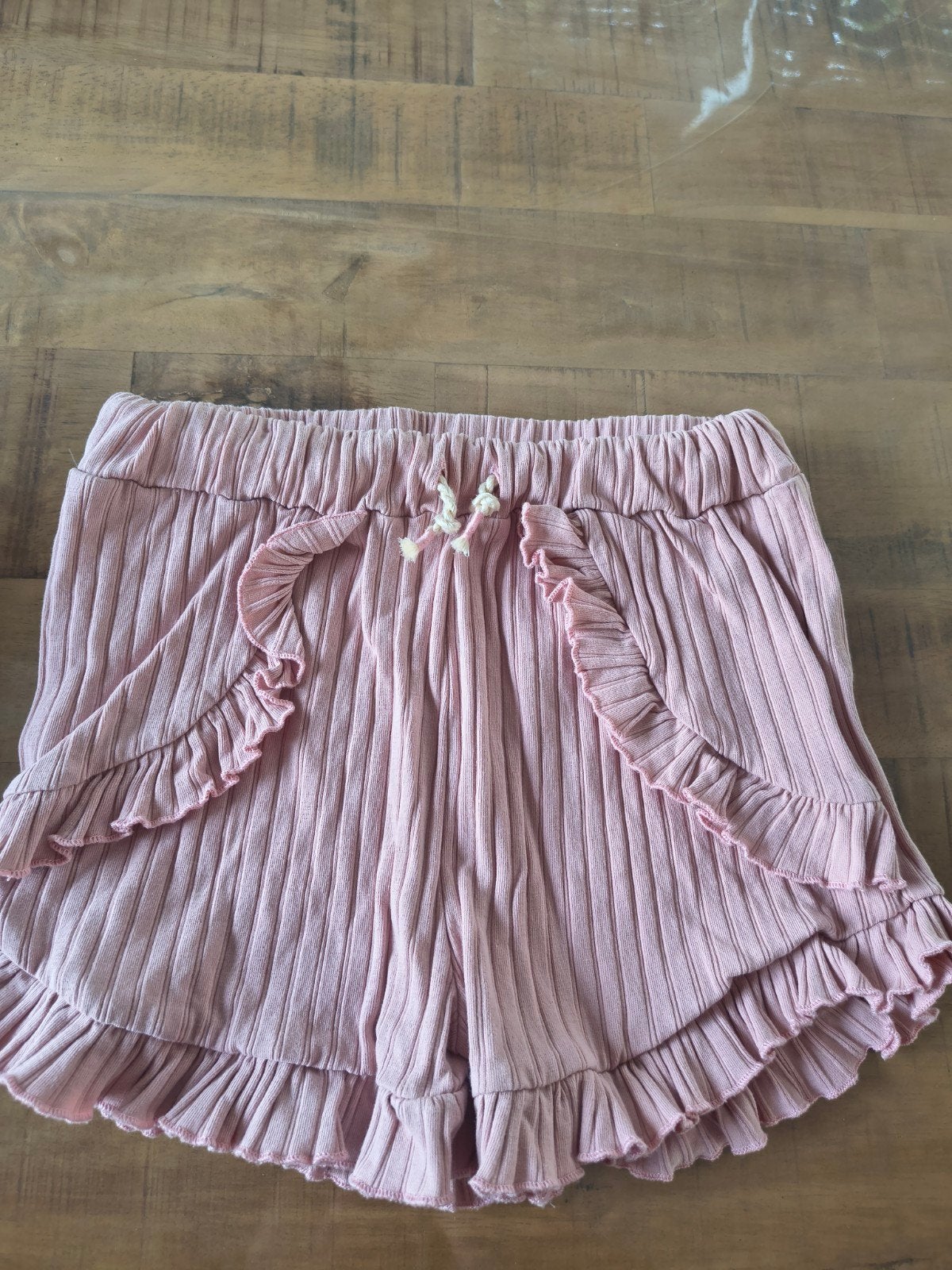 Nieuwe roze geribbelde short met ruches - Your Wishes mt 128, Kinderen en Baby's, Kinderkleding | Maat 128, Broek, Meisje, Your Wishes