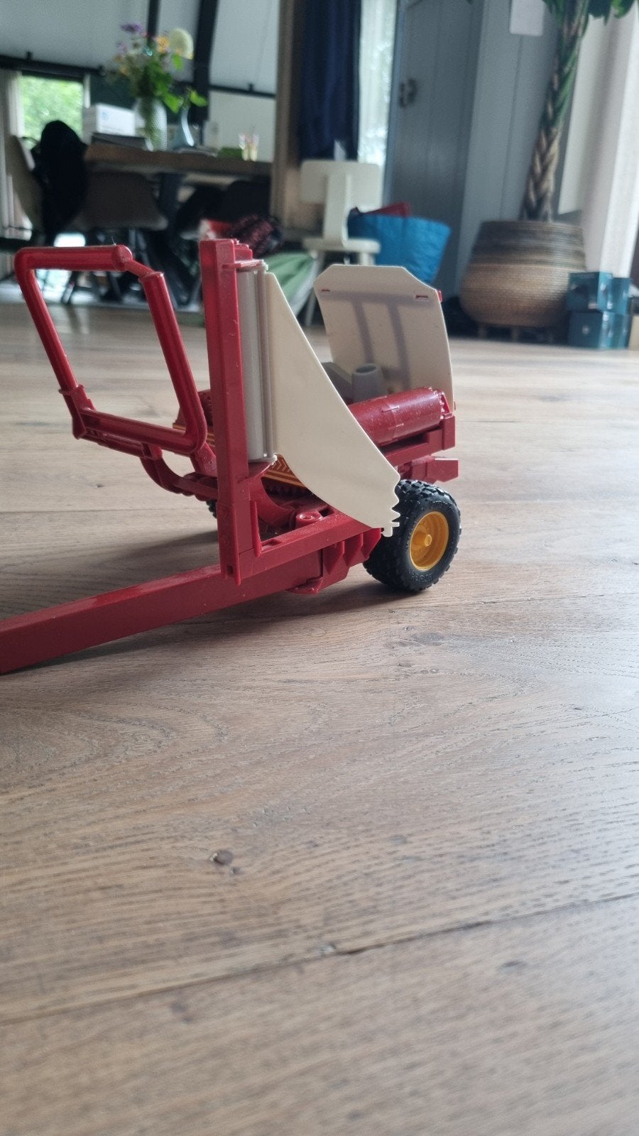 Rode speelgoed landbouwmachine, balenwikkelaar, Ophalen of Verzenden, Gebruikt