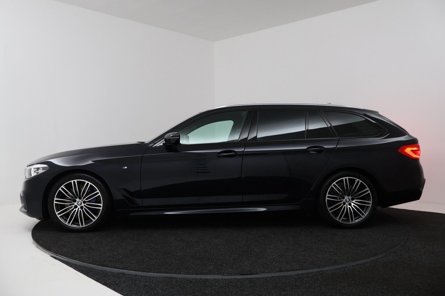 BMW 5 Serie Touring 540i xDrive High Executive (PANORAMADAK,, Auto's, BMW, Automaat, Gebruikt, Euro 6, 2000 kg