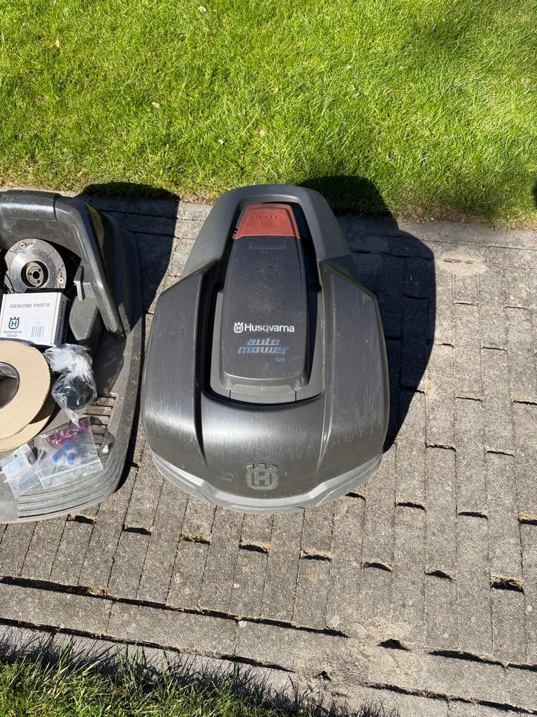 Husqvarna Automower 105 Robotmaaier met accessoires, Ophalen, Cirkelmaaier, Gebruikt, Minder dan 30 cm