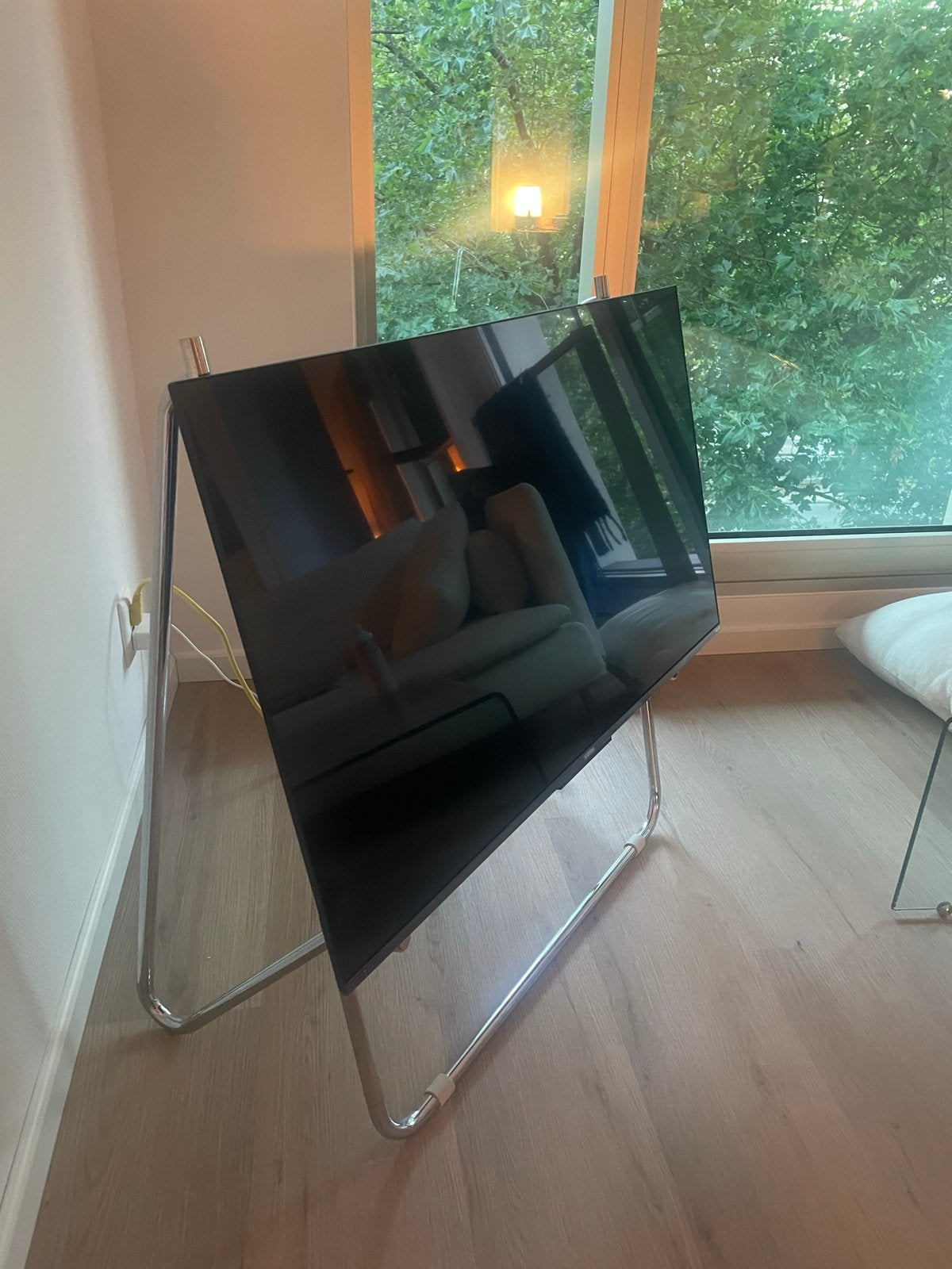 Pedestal Bloom TV Standaard Chroom - Kantelbaar Design, Ophalen, 50 tot 100 cm, Zo goed als nieuw, Minder dan 100 cm
