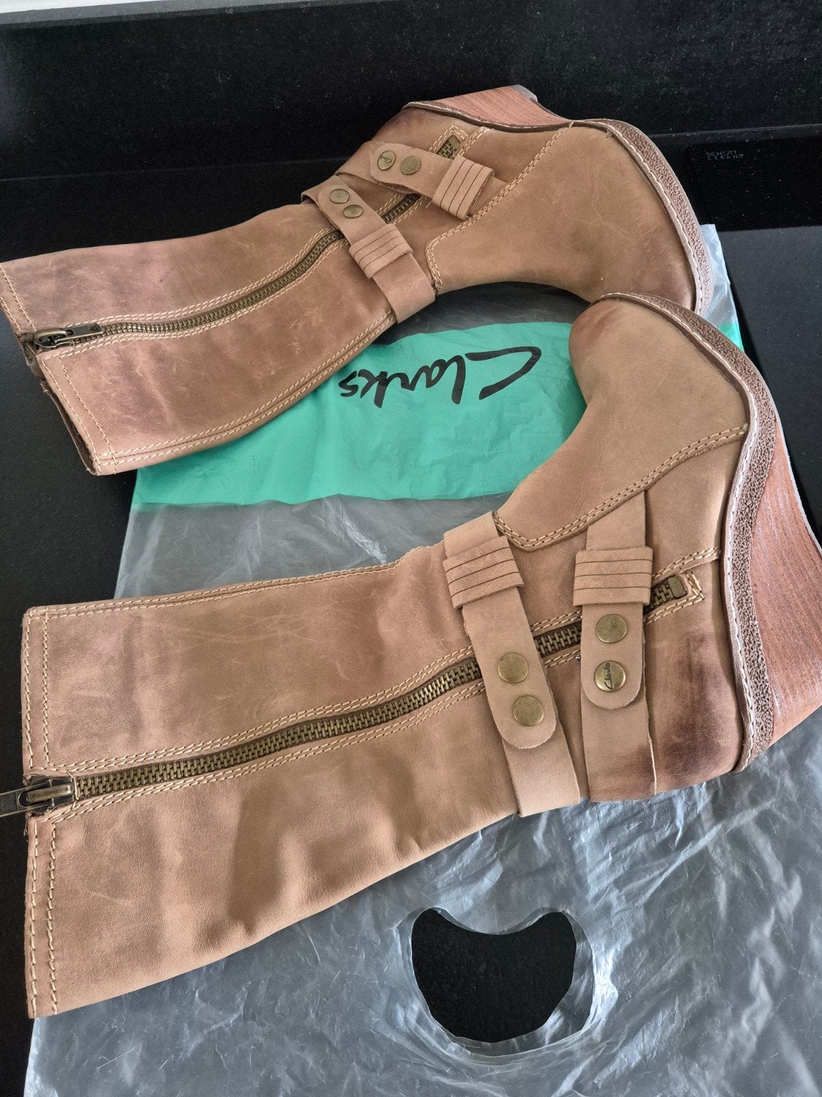 Clarks nieuwe,bruine laarzen met sleehak, maat 37.5, Hoge laarzen, Bruin, Nieuw, Ophalen of Verzenden