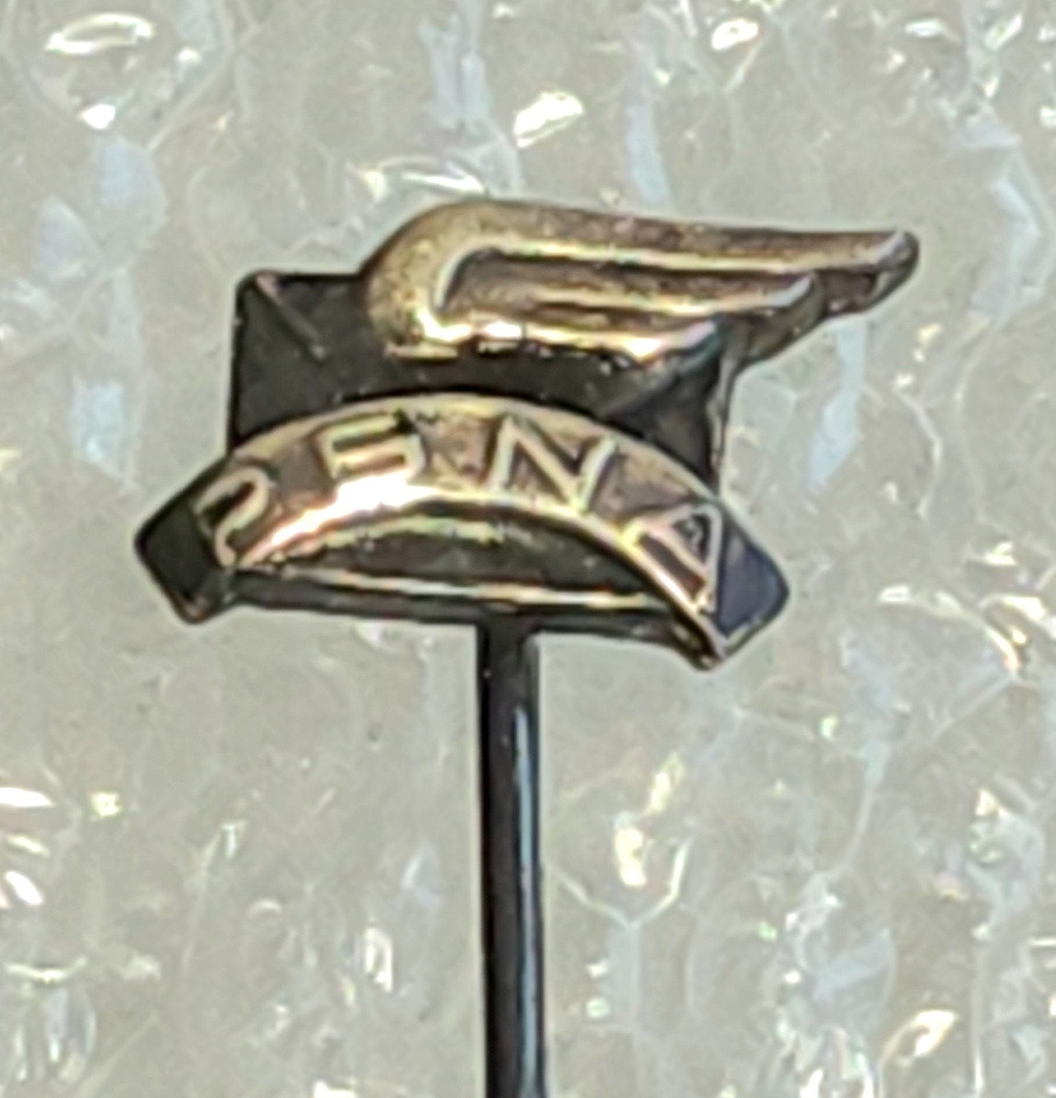 Vintage Speldje P.B.N.A. met vleugels, Ophalen of Verzenden, Gebruikt, Overige onderwerpen, Speldje of Pin