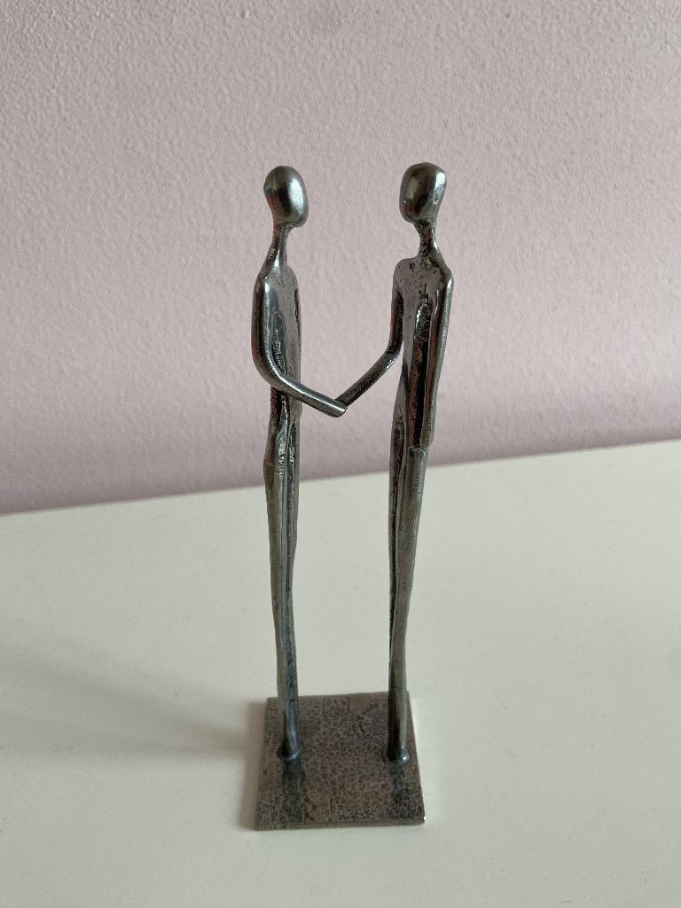Tin beeldje twee figuren geven een hand, Ophalen of Verzenden, Gebruikt, Mens