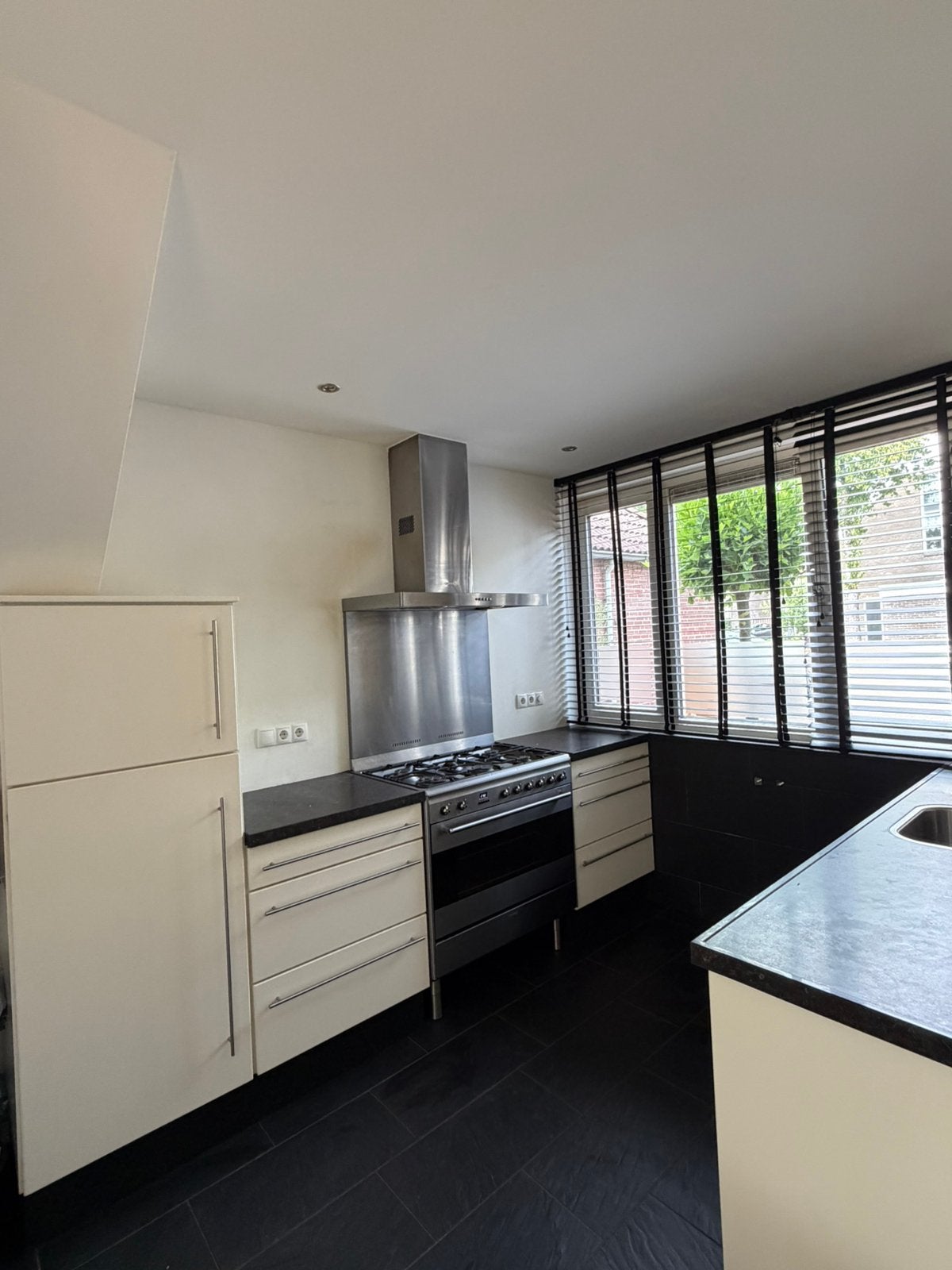 Keuken te koop met SMEG gasfornuis, Huis en Inrichting, Keuken | Complete keukens, Ophalen, Gebruikt, U-keuken, Wit
