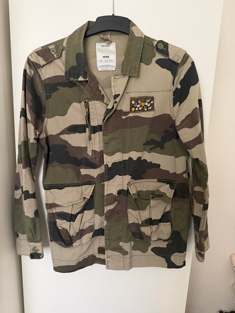 Bershka Camouflage Jasje met Strass Applicatie Maat M, Ophalen of Verzenden, Zo goed als nieuw, Maat 38/40 (M), Groen