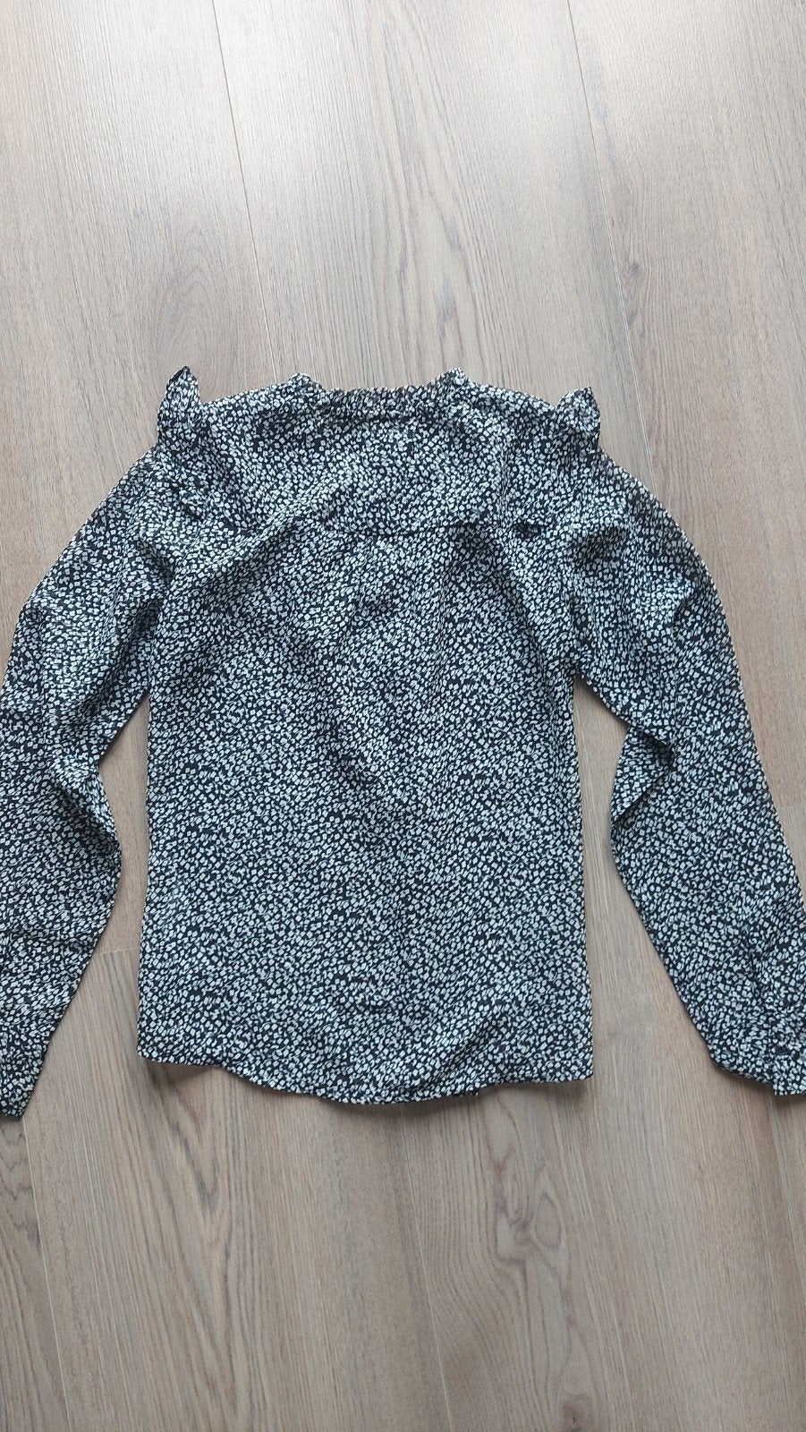 Zwarte blouse met bloemenprint en ruches maat 146-152, Ophalen of Verzenden, Zo goed als nieuw
