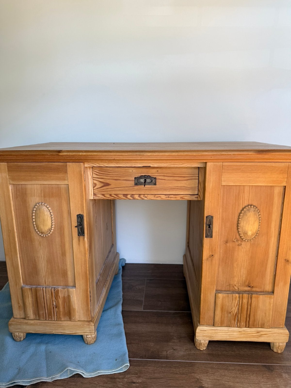 Oud grenen bureau, Ophalen