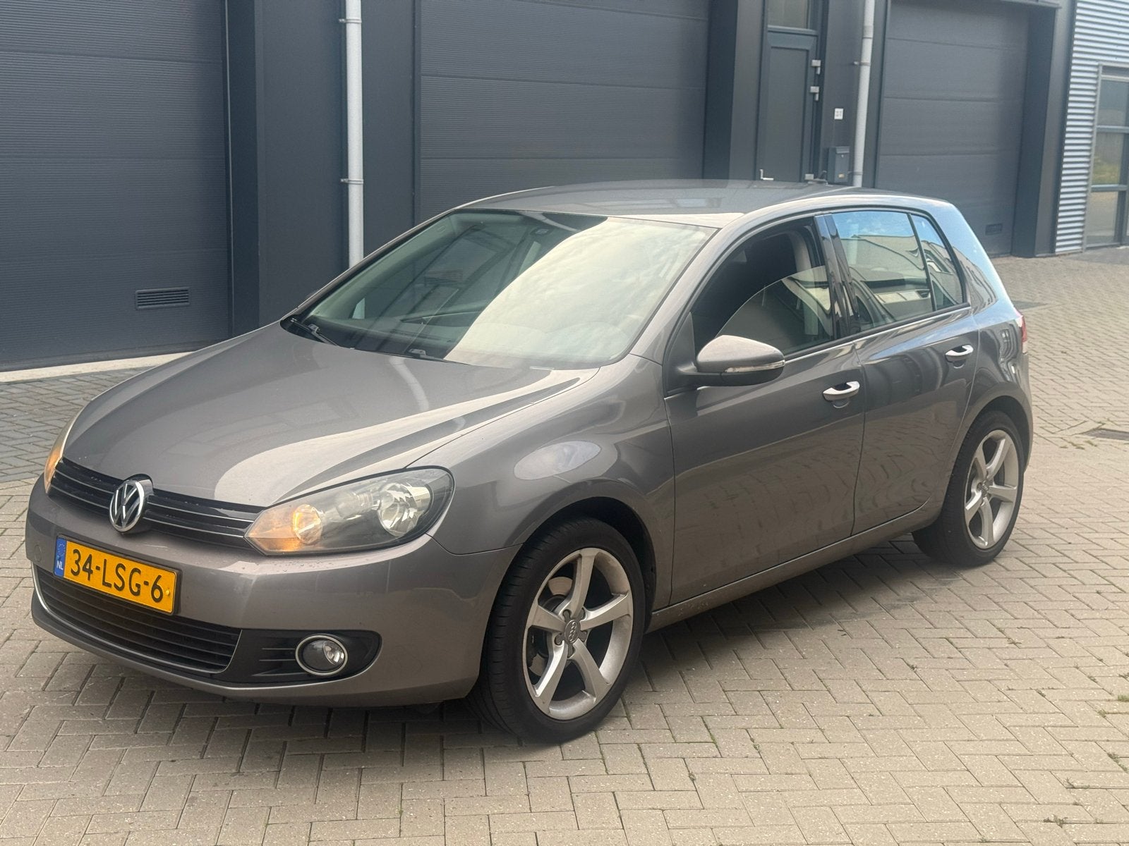 Volkswagen Golf 1.2 TSI 77KW 5D 2010 Grijs, Auto's, Voorwielaandrijving, 4 cilinders, 610 kg, 49 €/maand