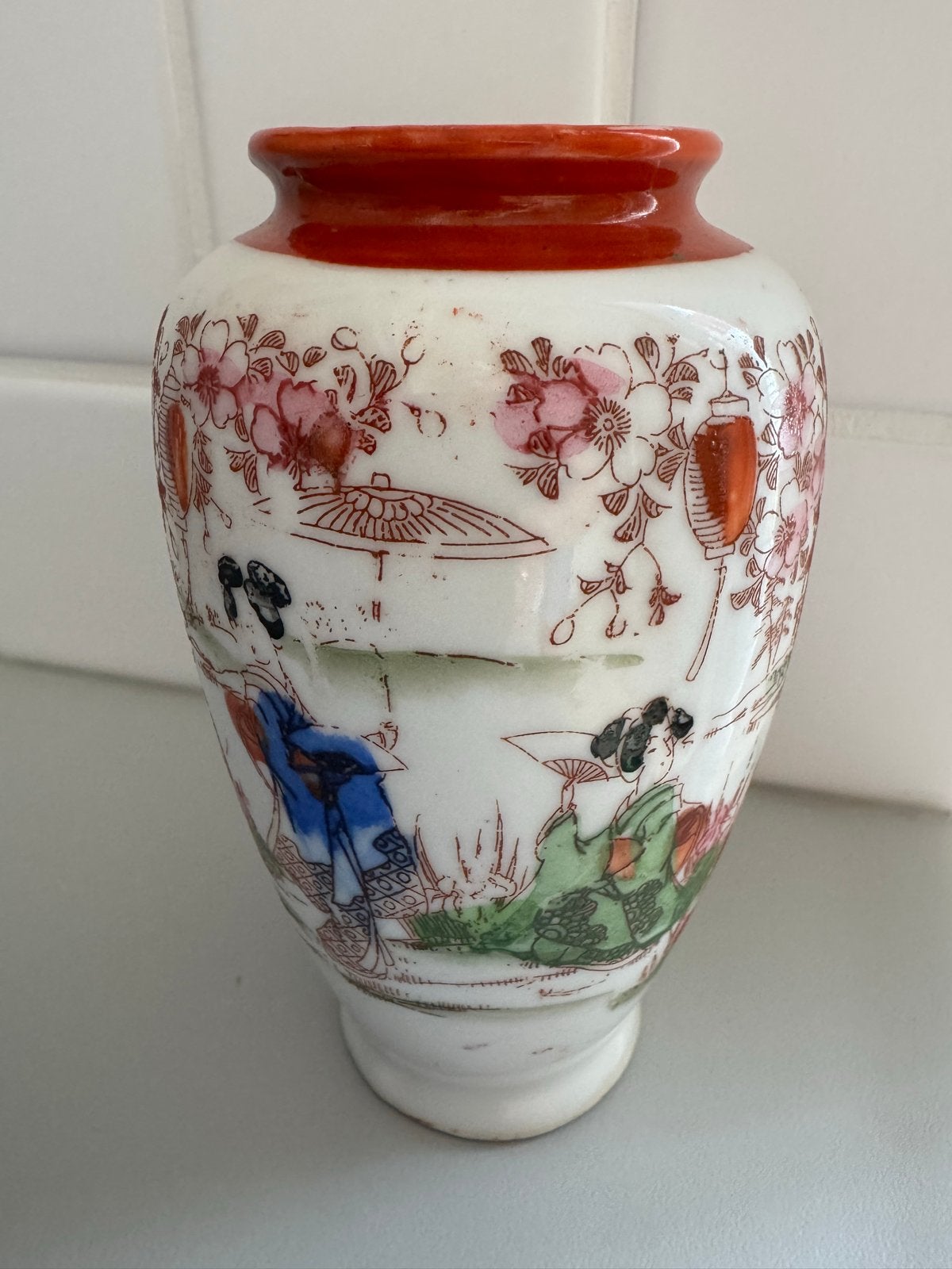 Antiek Japans vaasje met handgeschilderde decoratie, Antiek en Kunst, Ophalen of Verzenden