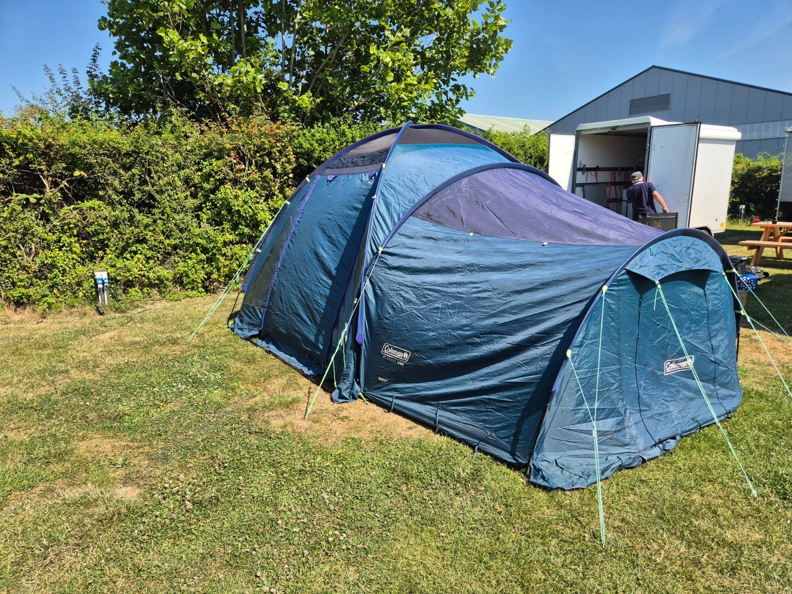 Ruime tent voor 4-6 personen - Ideaal voor kamperen, Caravans en Kamperen, Ophalen of Verzenden, Gebruikt, Tot en met 6