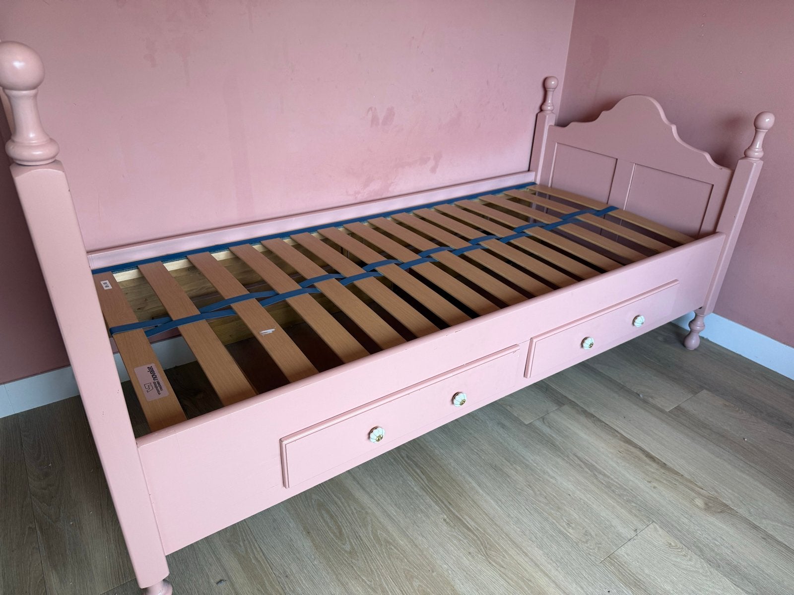 Roze brocante eenpersoonsbed met lades en lattenbodem, Ophalen, Gebruikt, 90 cm, 200 cm