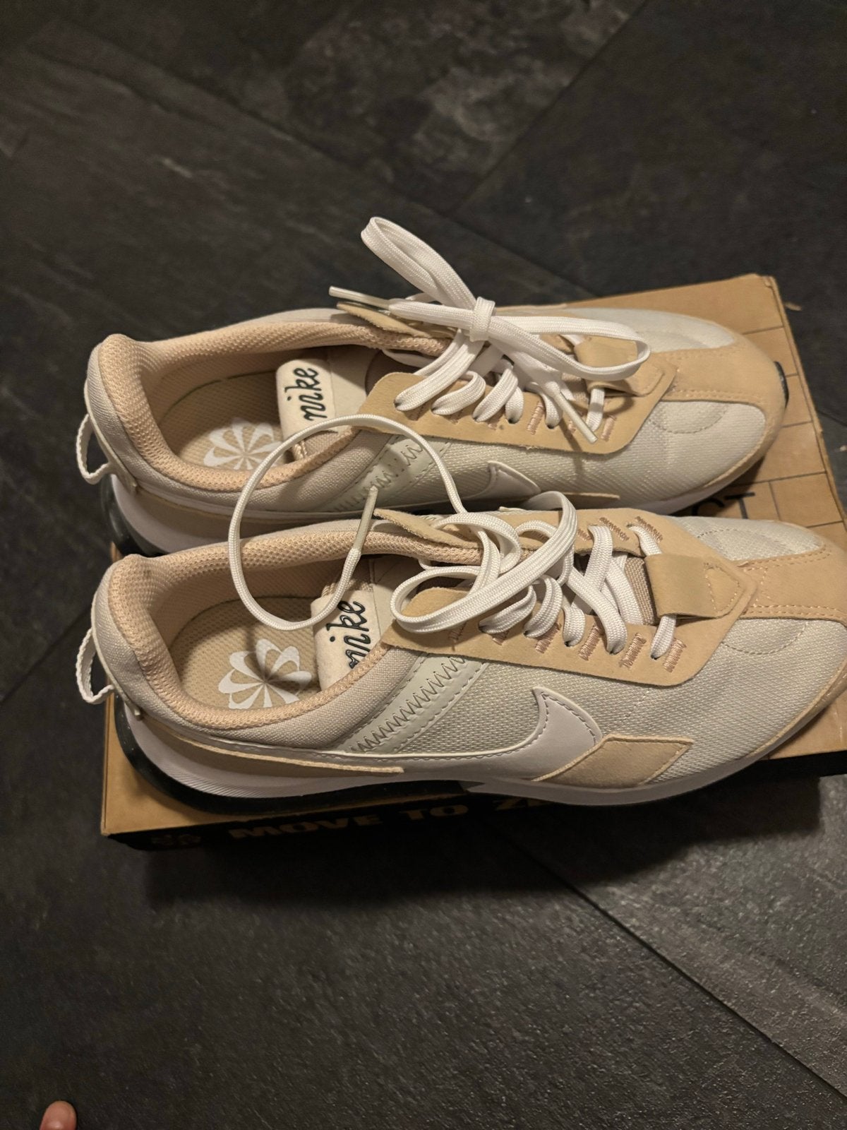 Nike Air Max Pre-Day sneakers - Zo goed als nieuw, Ophalen of Verzenden, Zo goed als nieuw, Beige, Sneakers of Gympen