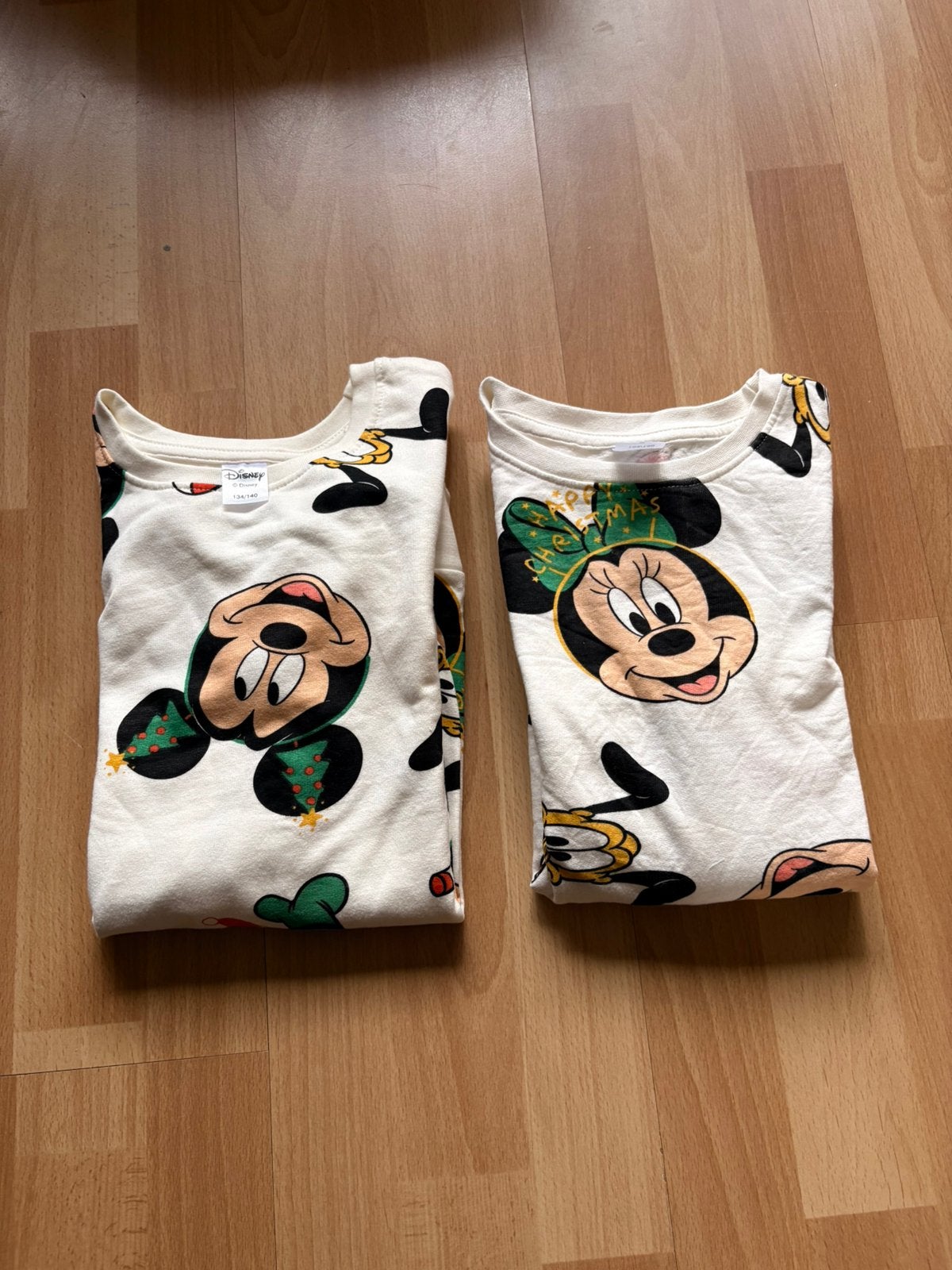 2 Disney kerst truien mt 134 ZGAN, Ophalen of Verzenden, Zo goed als nieuw, Jongen of Meisje, Trui of Vest