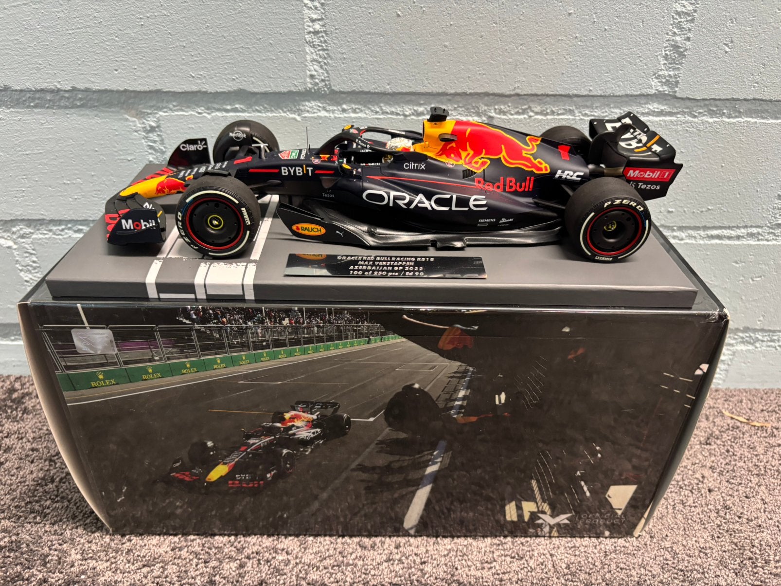 Max verstappen RB18 Winner Azerbaijan 2022 1:18 model, Ophalen of Verzenden, Zo goed als nieuw, Formule 1