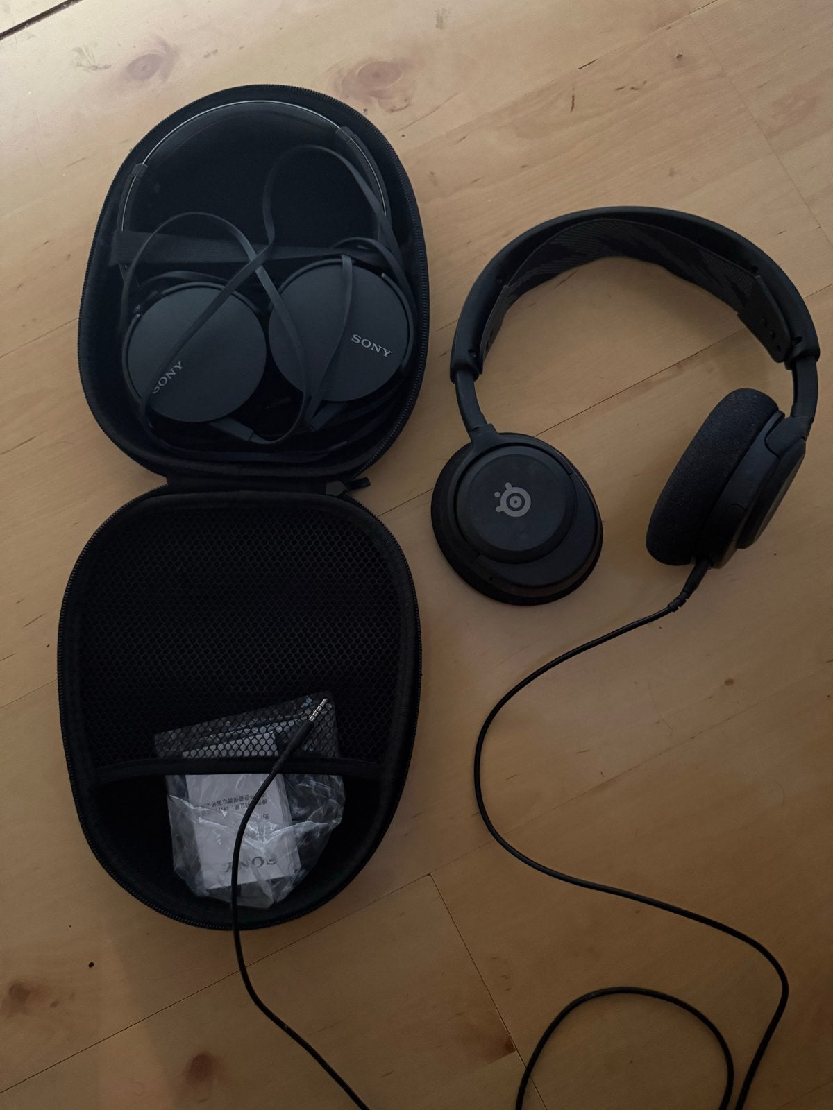 Sony en Steelseries koptelefoons met draagtas, Audio, Tv en Foto, Koptelefoons, Gebruikt, On-ear, Sony, Zwart, Draagtas/etui, Ophalen of Verzenden