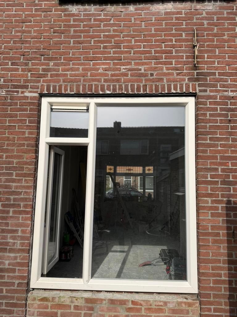 GRATIS AF TE HALEN KUNSTSTOF KOZIJN MET KIEP RAAM, Ophalen, Zo goed als nieuw