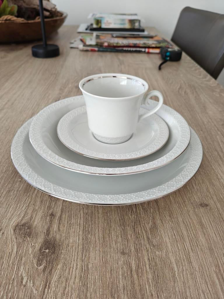 Compleet 12-persoons servies - Wit met zilveren rand, Ophalen, Zo goed als nieuw, Effen, Porselein