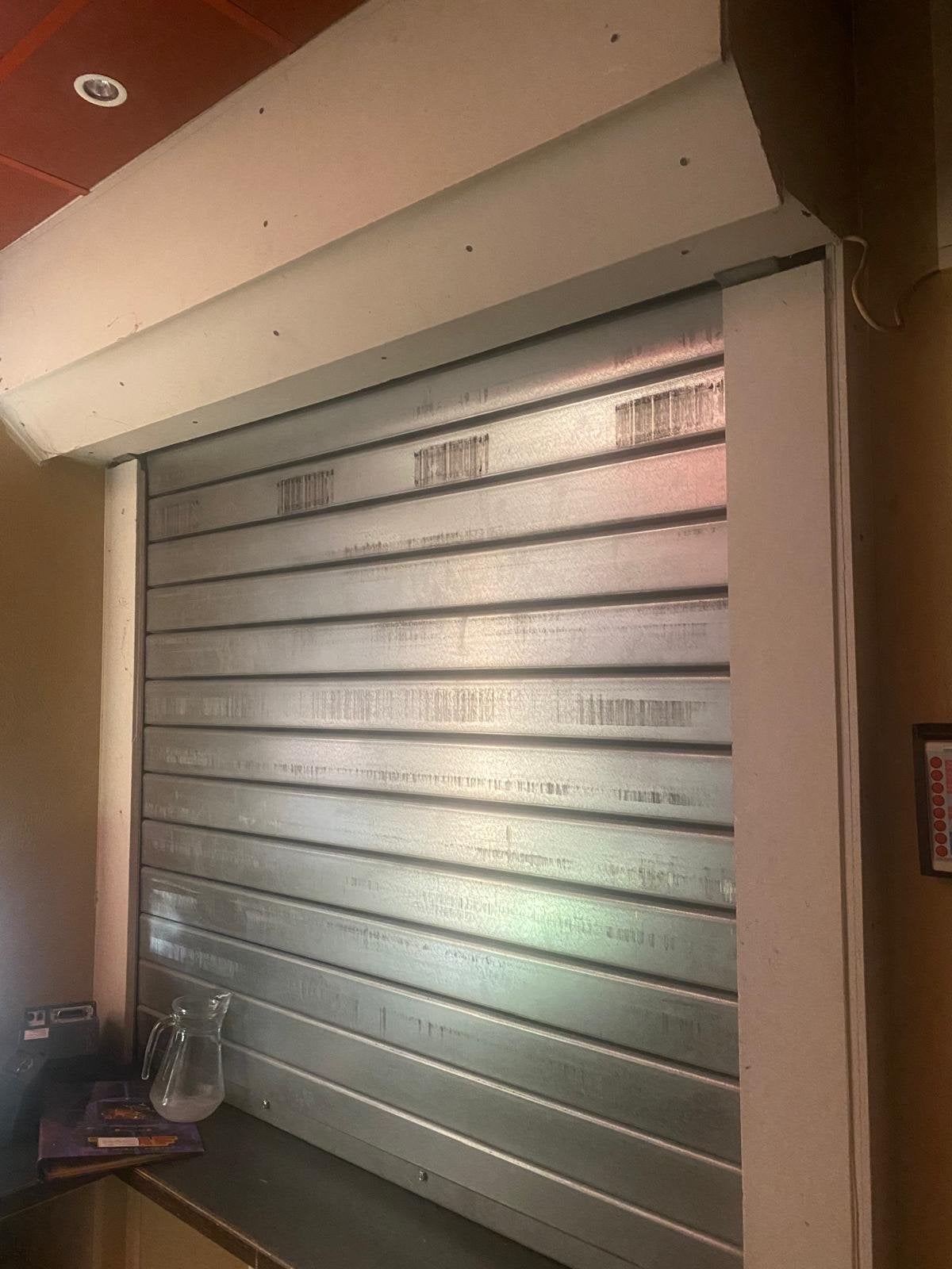 Rolluik voor winkel of horeca, Doe-het-zelf en Verbouw, Rolluiken, Gebruikt, 150 tot 200 cm, 100 tot 150 cm, Grijs, Ophalen of Verzenden