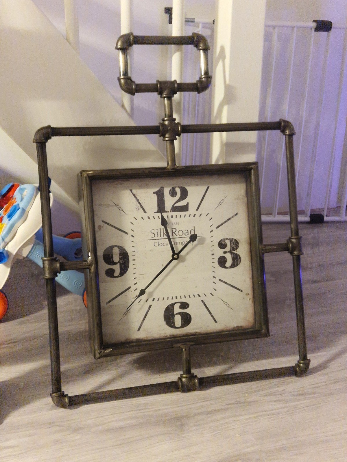 Industriële Wandklok - Silk Road Clock Company, Huis en Inrichting, Wandklok, Analoog, Nieuw, Ophalen of Verzenden