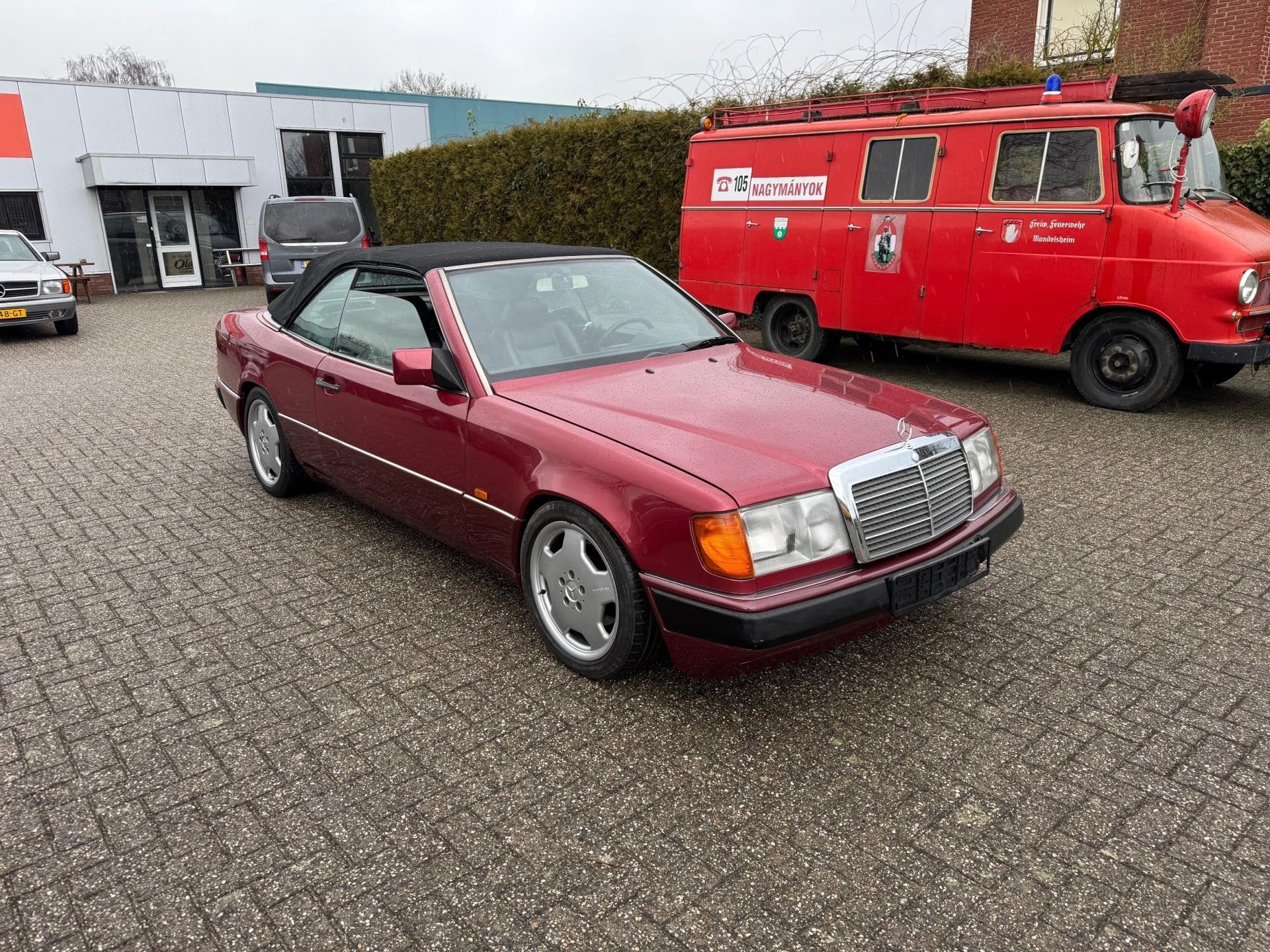 Mercedes-Benz W124 Cabrio 300 CE-24 Automaat / 1993 / Aircon, Auto's, Oldtimers, Automaat, Achterwielaandrijving, Zwart, Cabriolet