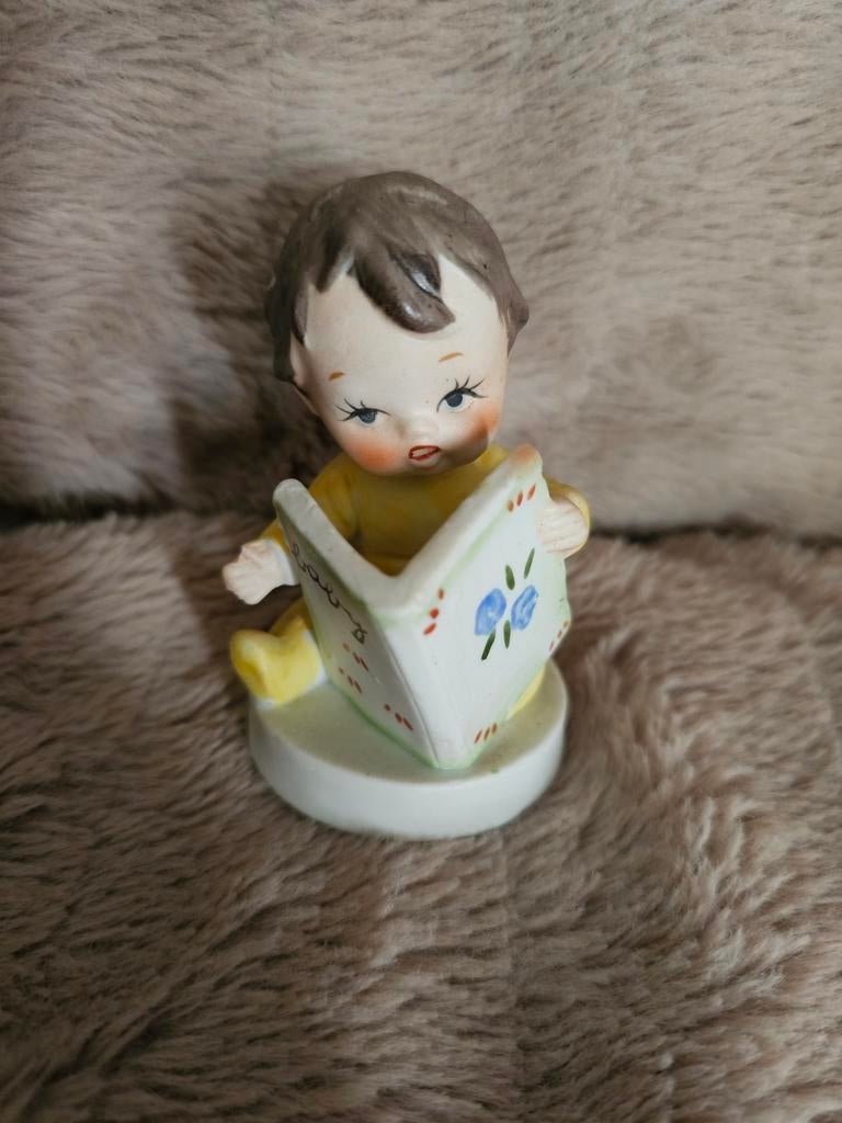 Vintage baby beeldje met boek schattig retro decoratie, Huis en Inrichting, Woonaccessoires | Overige, Ophalen of Verzenden
