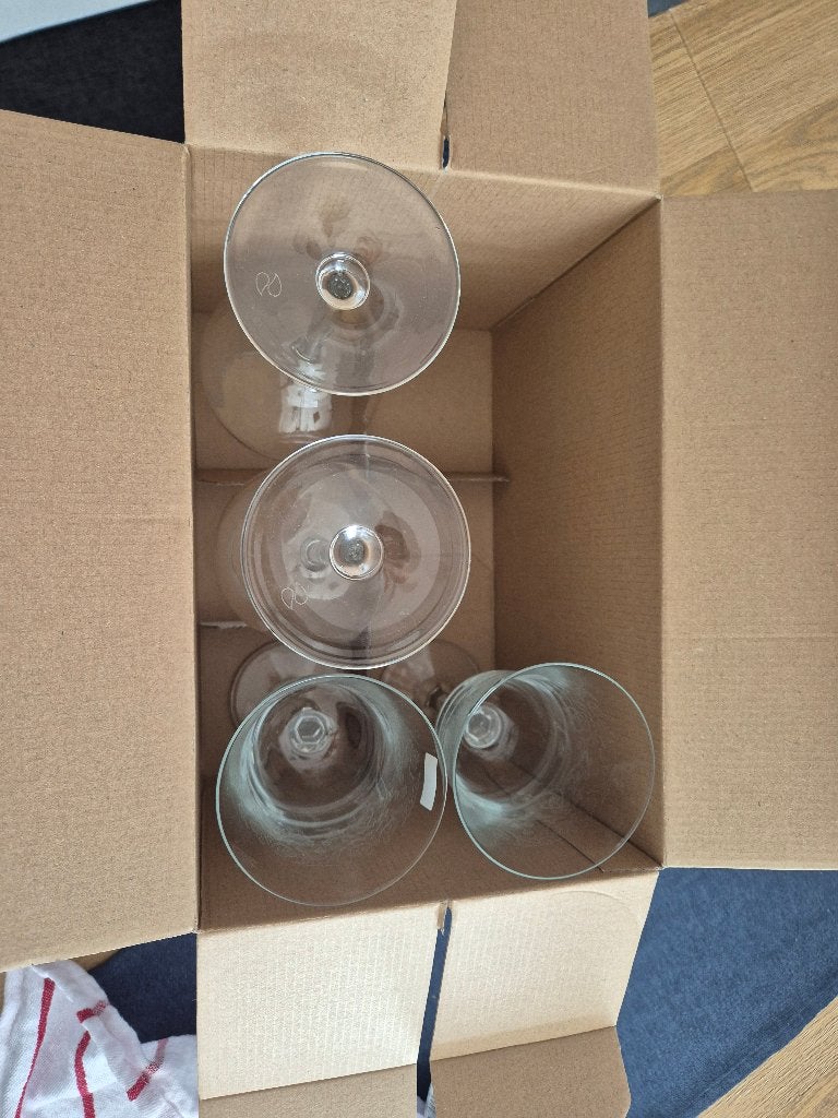 4 gratis wijnglazen., Huis en Inrichting, Keuken | Servies, Ophalen, Glas of Glazen, Overige stijlen, Glas