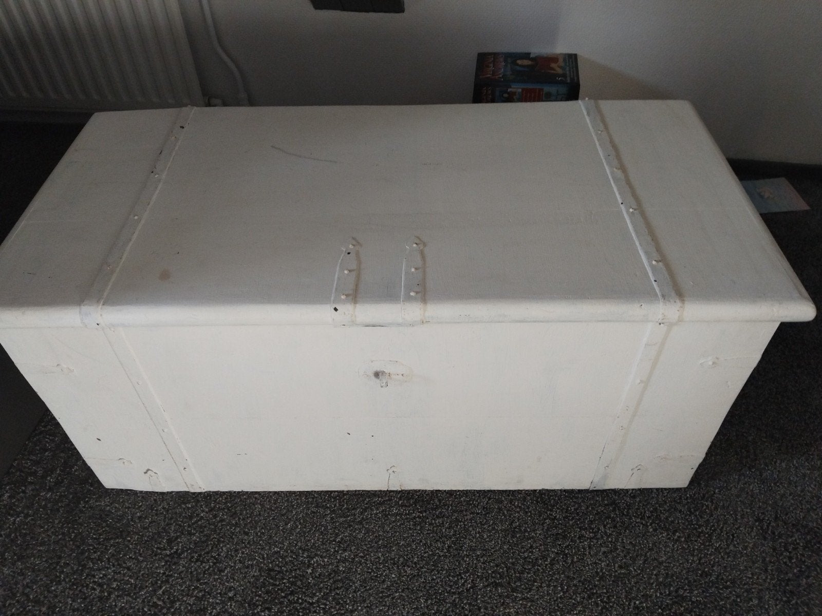 Vintage houten kist, wit geverfd met metalen details, Huis en Inrichting, Gebruikt, 100 tot 150 cm, 5 – 50, 50 tot 75 cm