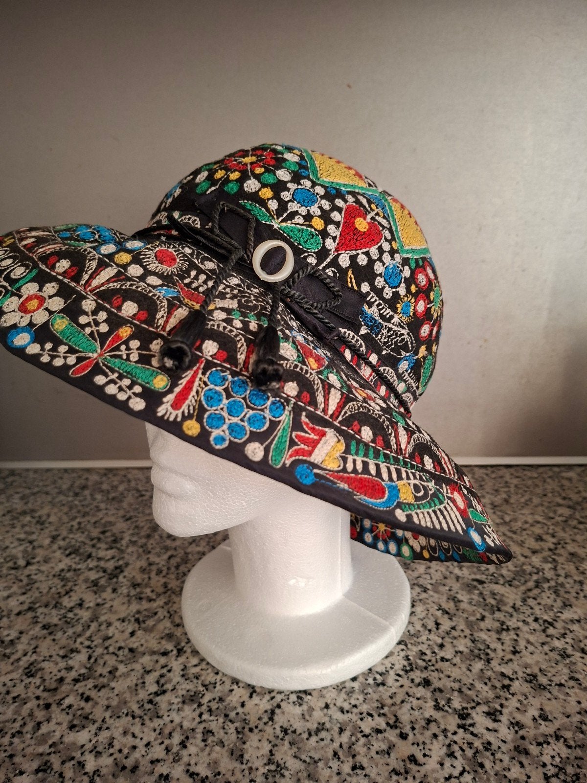 Geborduurde Zomerhoed - Kleurrijk en Uniek Design, Hoed, Zo goed als nieuw, First Class, One size fits all