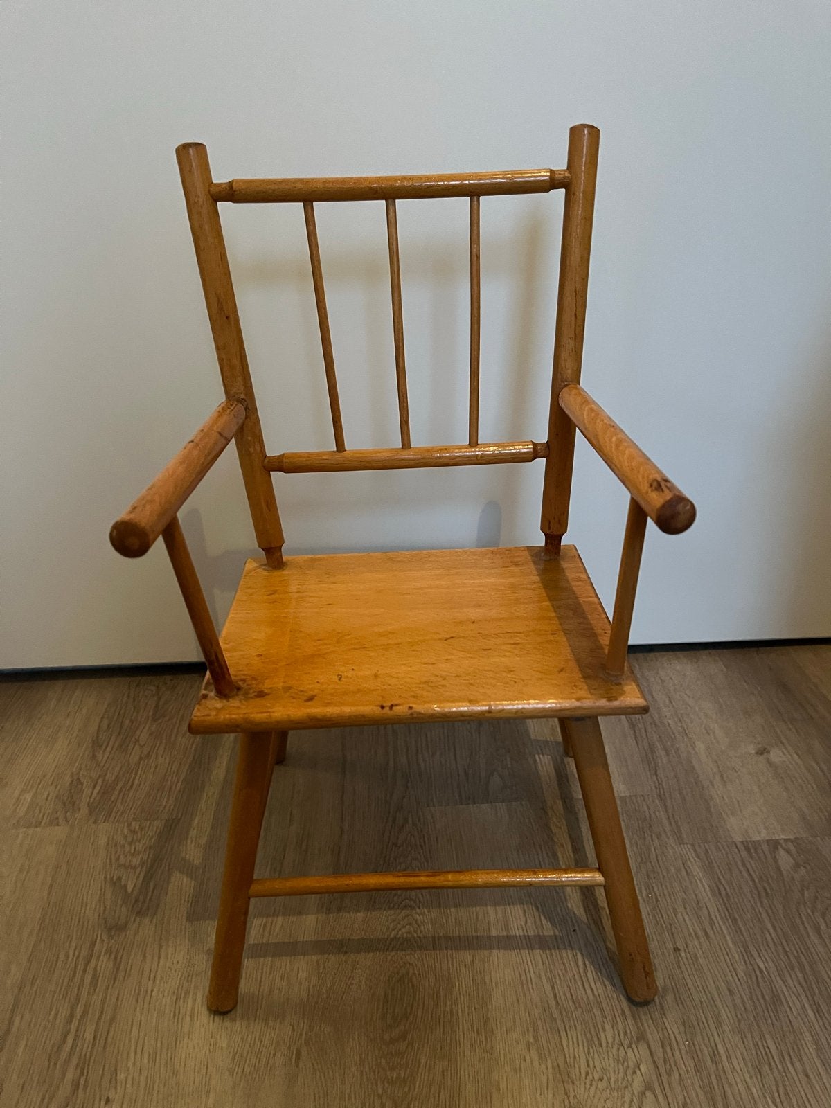 Houten poppenstoel met armleuningen (groot), Ophalen of Verzenden, Pop
