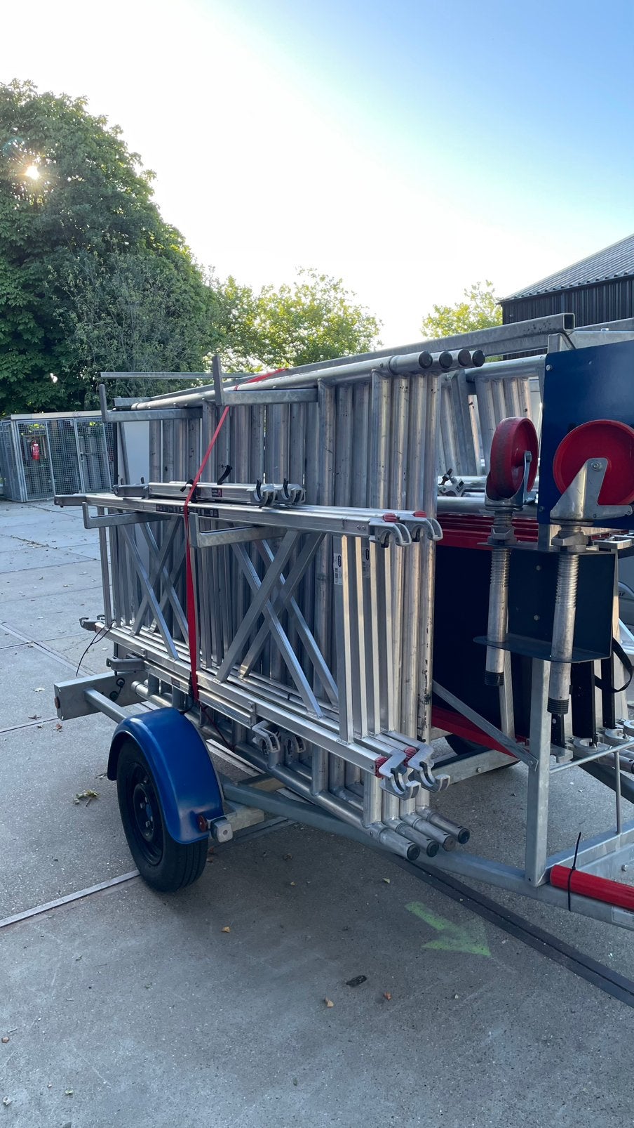 Altrex steiger rs tower 4 plus gesloten aanhanger/safe-quick, Ophalen, Zo goed als nieuw, Rolsteiger of Kamersteiger, 5 meter of hoger