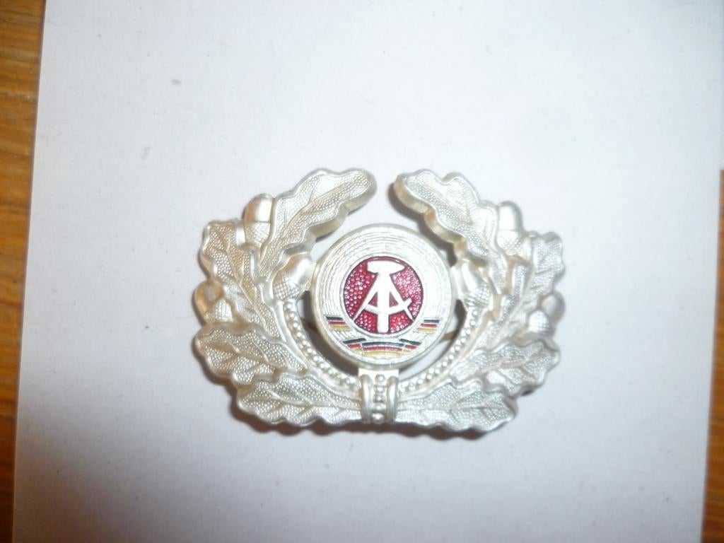 Pet Embleem 6x4cm Oost Duitsland DDR Militair origineel., Ophalen of Verzenden, Landmacht, Duitsland, Embleem of Badge