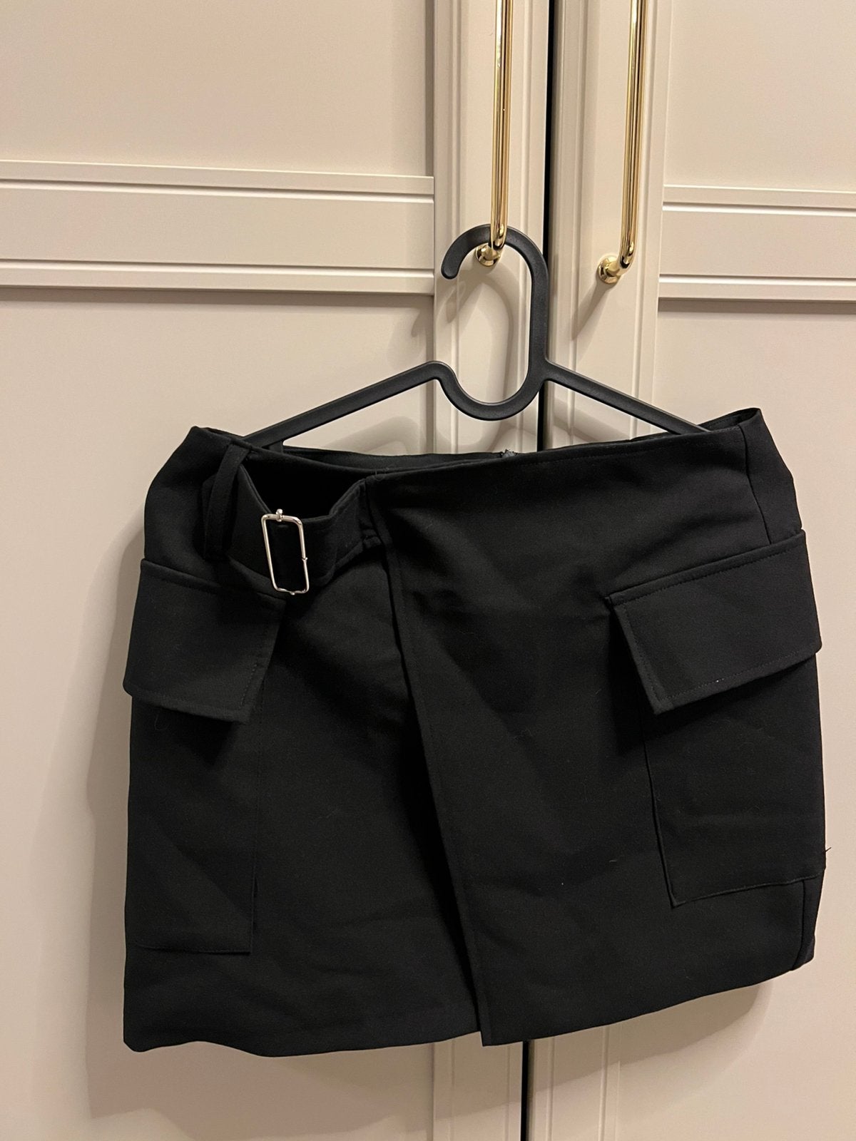 Leuke korte rok met gesp detail M boetiekje cargo, Zwart, Nieuw, Ophalen of Verzenden, Maat 36 (S)