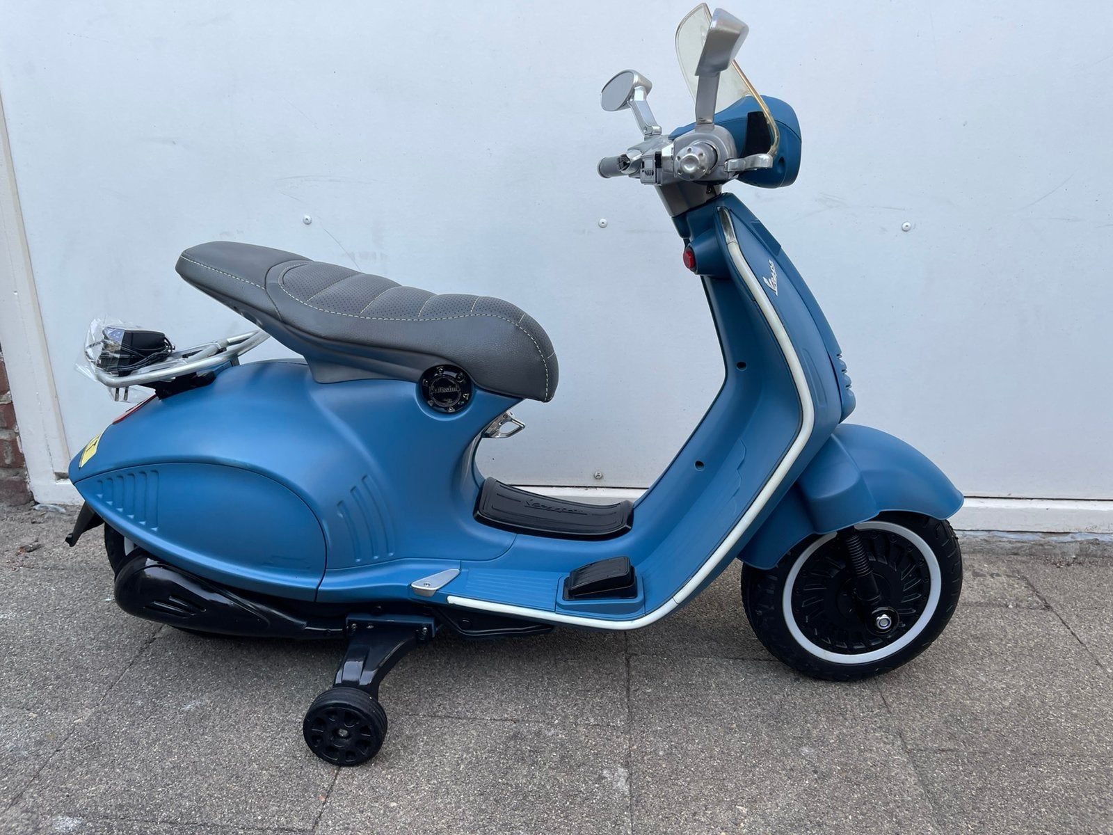 Bijna nieuwe Vespa elektrische kinderscooter 12 volt., Ophalen, Zo goed als nieuw