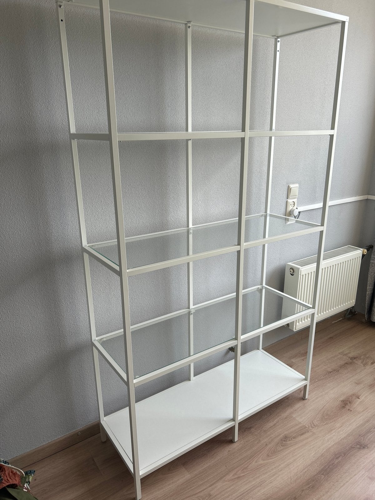Witte open kast met glazen planken, Ophalen, Met plank(en), 100 tot 150 cm, Zo goed als nieuw