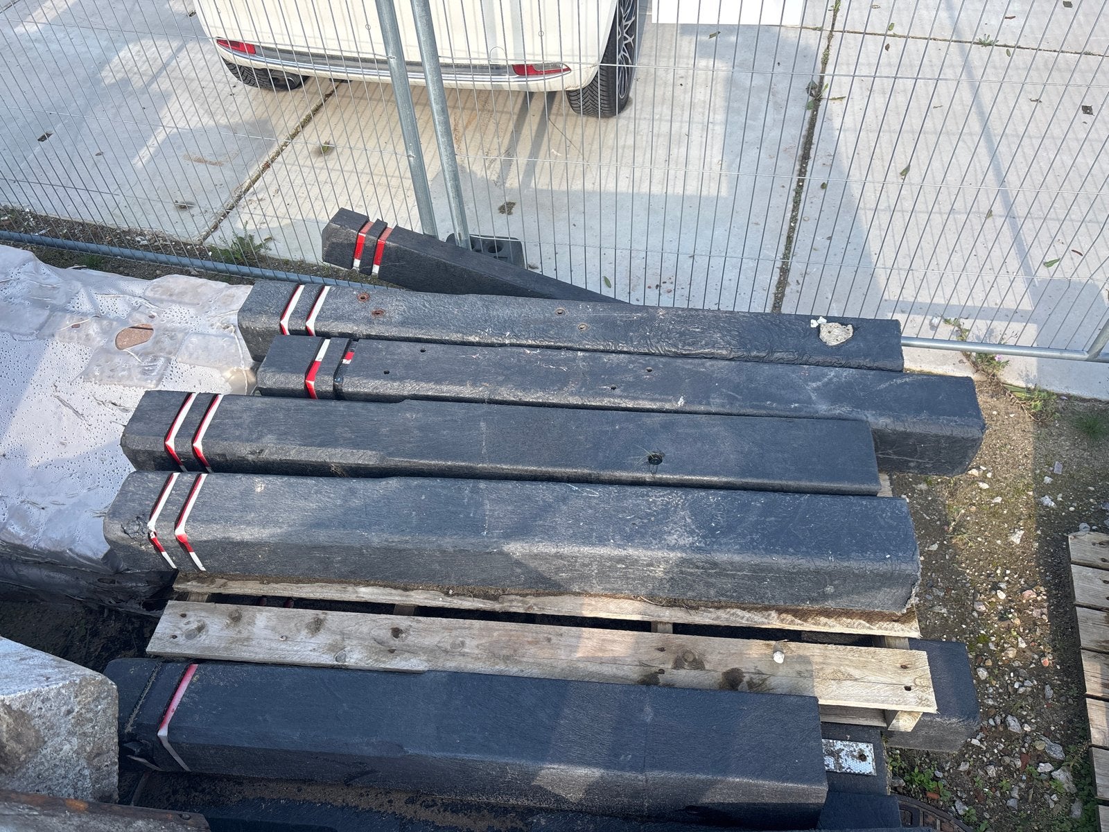 Zwarte kunststof palen met reflecterende strepen, Ophalen of Verzenden, Gebruikt, 180 tot 250 cm, Palen